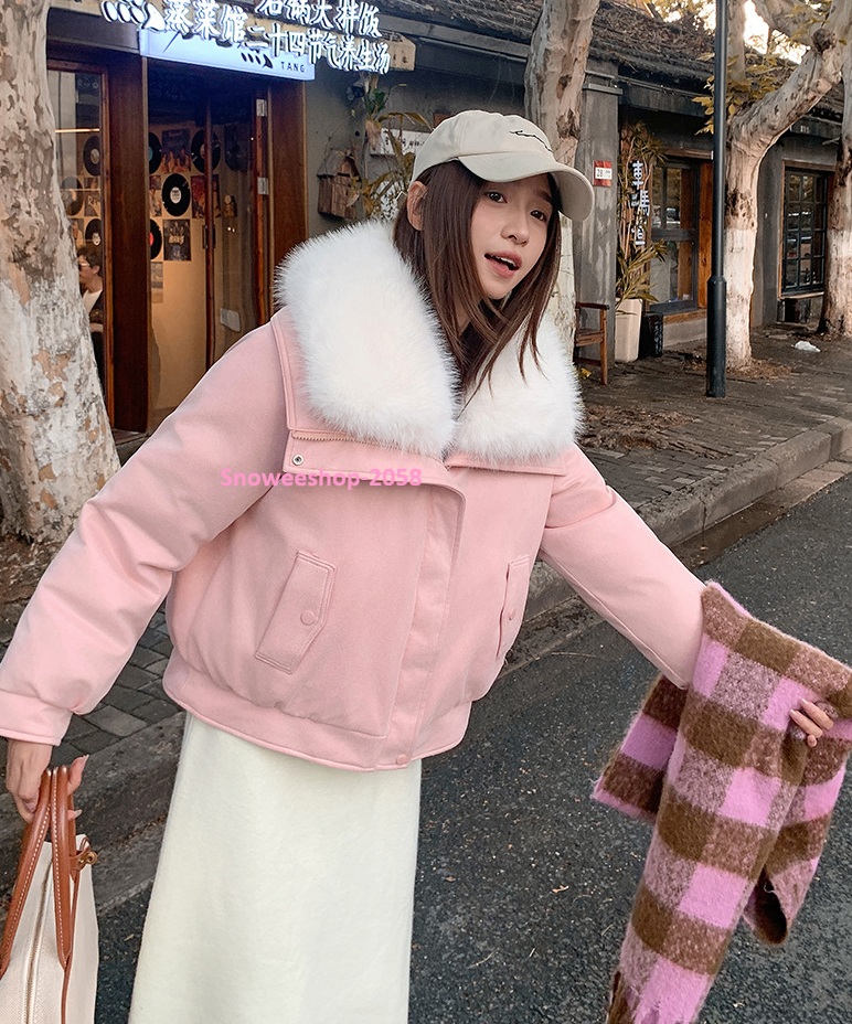 แค่ใส่ก็ได้ลุค “Luxury Winter Girl” แจ็คเก็ตดาวน์ปกขนเฟอร์ ทรงโอเวอร์ไซส์สุดเก๋ กันหนาวติดลบได้จริง ใส่ถ่ายรูปก็สวยปัง! มี 6 สี เลือกแมทช์ได้ทุกสไตล์