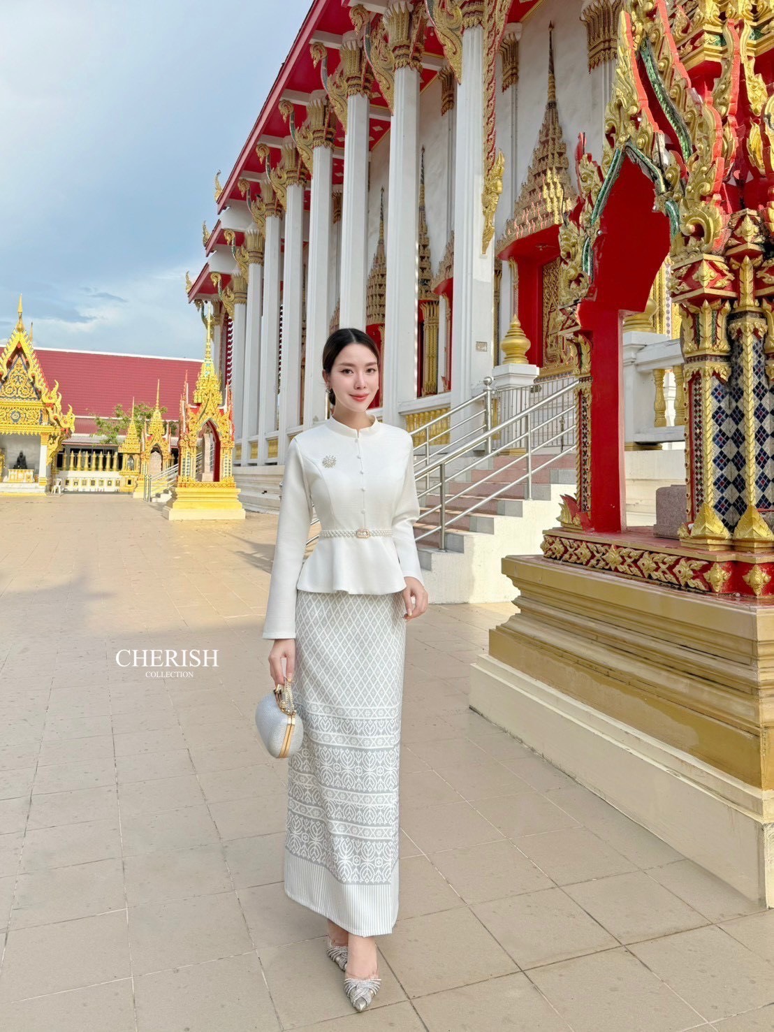 เซ็ท ชุดไทย 4 ชิ้น ตัวเสื้อคอกลมแขนยาวชายระบาย ตกแต่งกระดุมซิปหลังมีฟองน้ำเสริมอก ตัวกระโปรงผ้าพิมท์ลายผับจีบหน้า ผ่าหลังพร้อมซับในอย่างดี มีเข็มขัด+เข็มกลัดแถมให้ด้วย จะใส่เข้าพิธีสำคัญ งานบุญ งานมงคลสมรส จะไปงานไหนรับรองเด่นสุดๆเลยค่า🩷