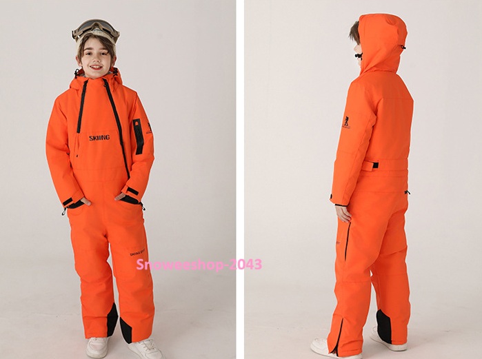 หนาวแค่ไหน…ลูกก็สนุกได้เต็มที่ พาลูกไปลุยหิมะ เที่ยวเมืองหนาว หรือเล่นสกี มั่นใจได้ว่าอุ่นสุดๆ + ปลอดภัยจากลมแรงและหิมะ ชุดสกีเด็กบอดี้สูทแบบชิ้นเดียว หนา อบอุ่น กันน้ำ กันลม กันหิมะ ทนต่อการสึกหรอ ลูกวิ่งเล่นหรือหกล้มก็หายห่วง มีฮู้ดคลุมหัว ป้องกันลมหนาว