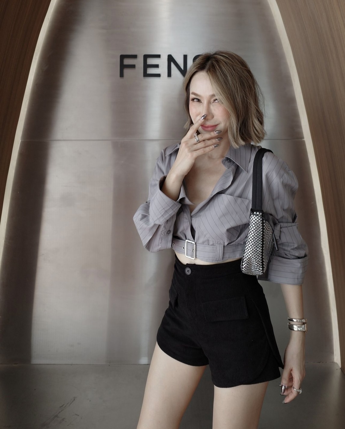 Set เสื้อเชิ๊ตสีเทาผ้าลายทางเอวแต่งเข็มขัด แมตกางเกงขาสั้นผ้าลูกฟูกกำมะหยี่สีดำ เนื้อผ้านิ่มมาก ใส่สวยแน่นนอนจ้า