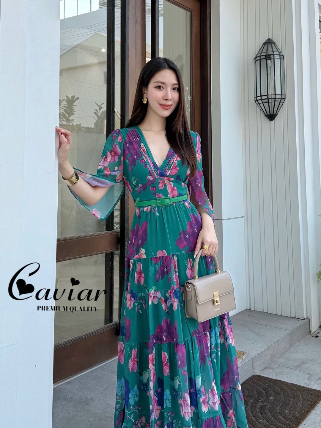 ชุดเดรสเนื้อผ้าชีฟอง พิมพ์ลายดอกไม้ โทนสีเขียวเข้ม ใส่แล้วขับผิว ดูผู้ดีสุดๆ มาพร้อมกับเข็มขัดหนัง งานซิปหลัง เนื้อผ้าสวยใส่แล้วพริ้วมากแม๊