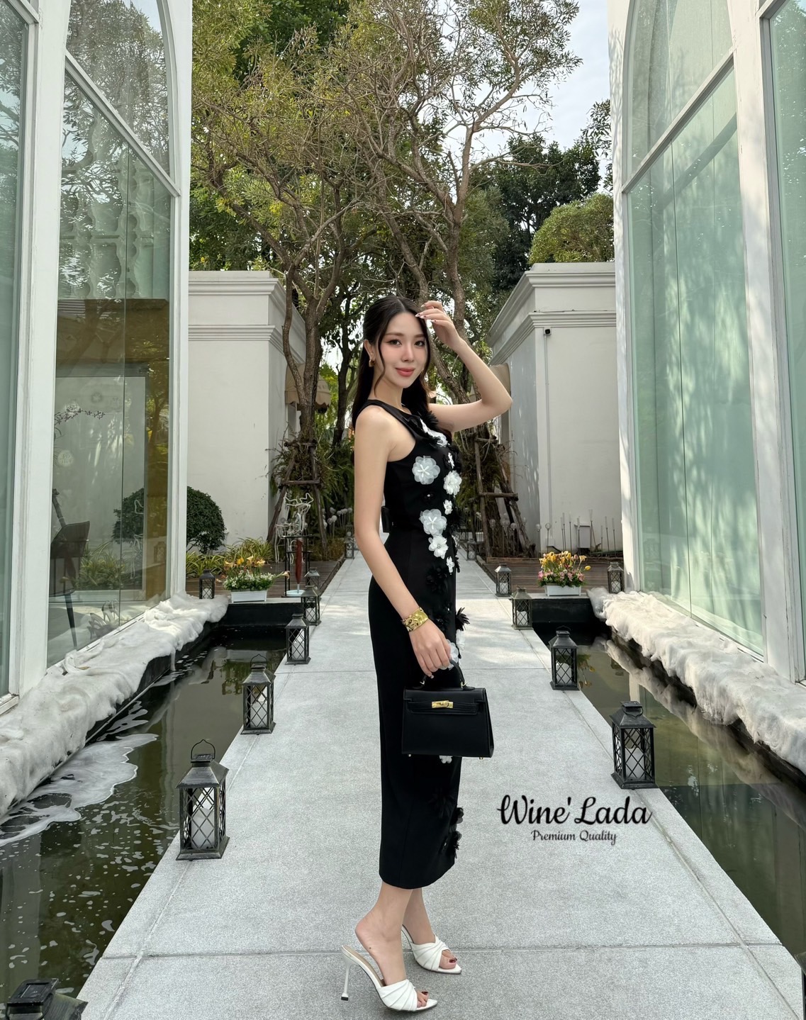 Dress. เดรสแขนกุดตัวยาวแต่งดอกไม้ทั้งตัว ผ่าด้านข้าง เรียบหรู ผ้าดีทรงสวยมากค่ะ เป๊ะและเข้ารูป มีซิปหลัง ใส่แล้วผอมเพียว สวย ซับในทั้งตัว ใครได้ลองแล้วจะหลงรักค่าา รับรองคุ้มเว่อร์ งานสวยมากค่ะ #Wine'Lada