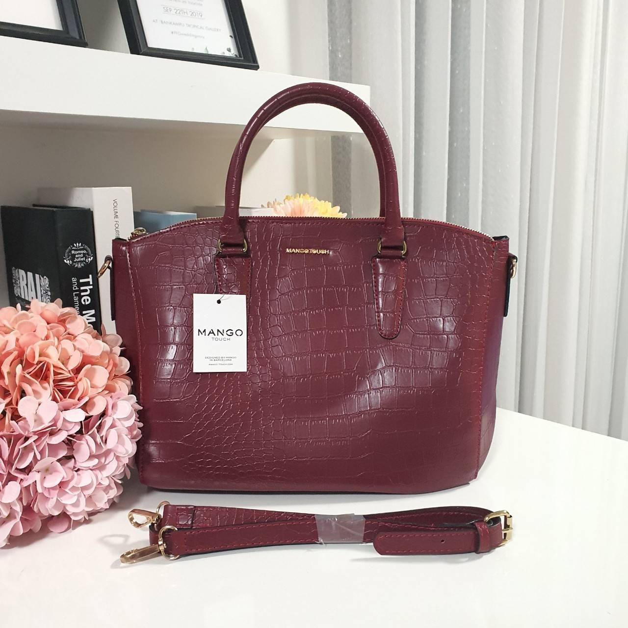 กระเป๋าสะพายแบรนด์เนมแมงโก้ลายจรเข้สีแดงไวน์ MANGO TOUCH CROC HANDBAG