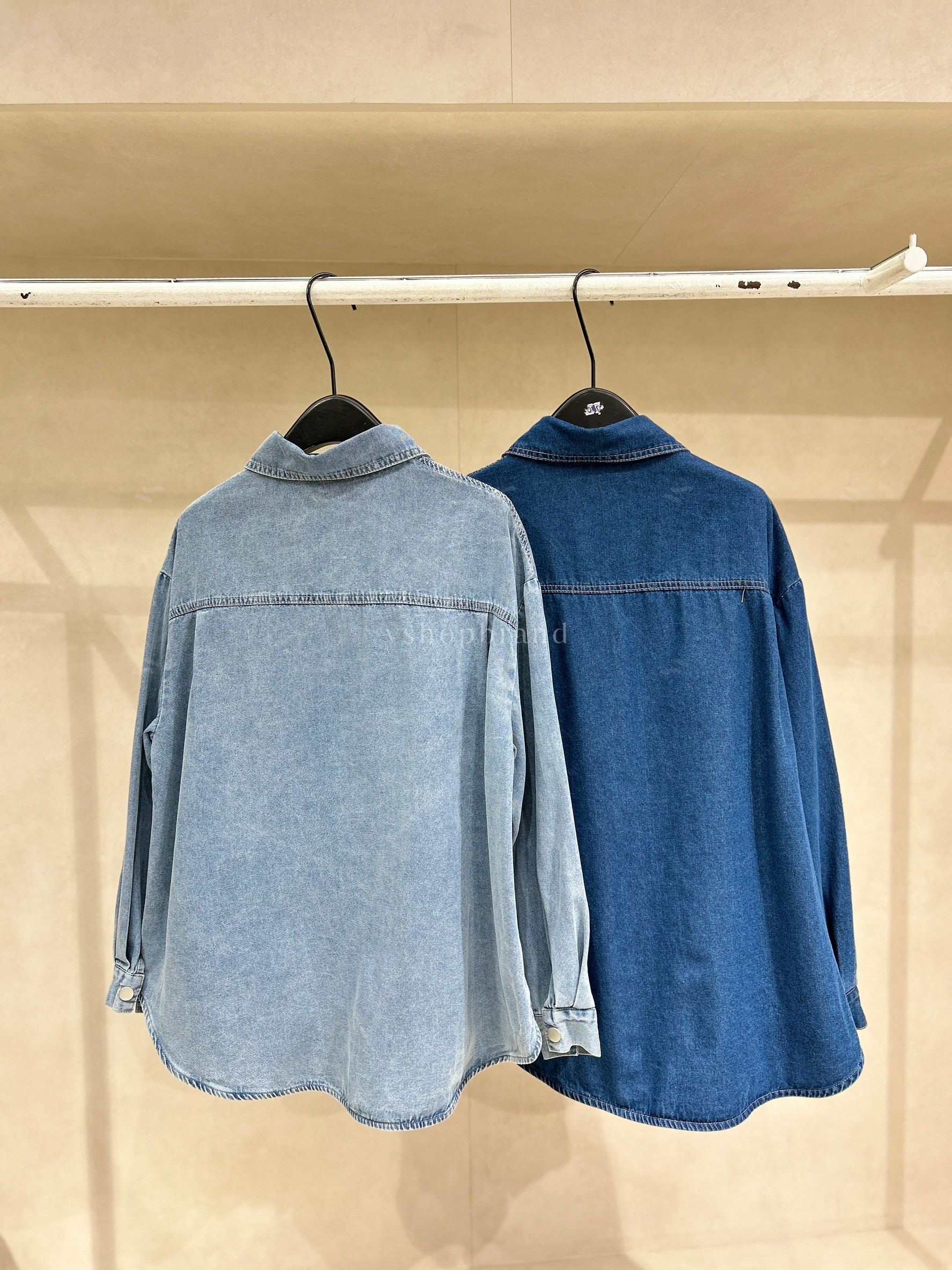 เชิ้ตยีนส์แขนยาวกระดุมแป็กแต่งตารางครึ่งซีก #vshopbrand #vshop #เสื้อกันหนาว #คาดิแกน #เสื้อคลุม #เสื้อแขนยาว #croptop #streetwear #streetstyle #hoodiejacket #เแจ็คเก็ต #jacket #ยีนส์ #denim #shirt #เชิ้ตยีนส์