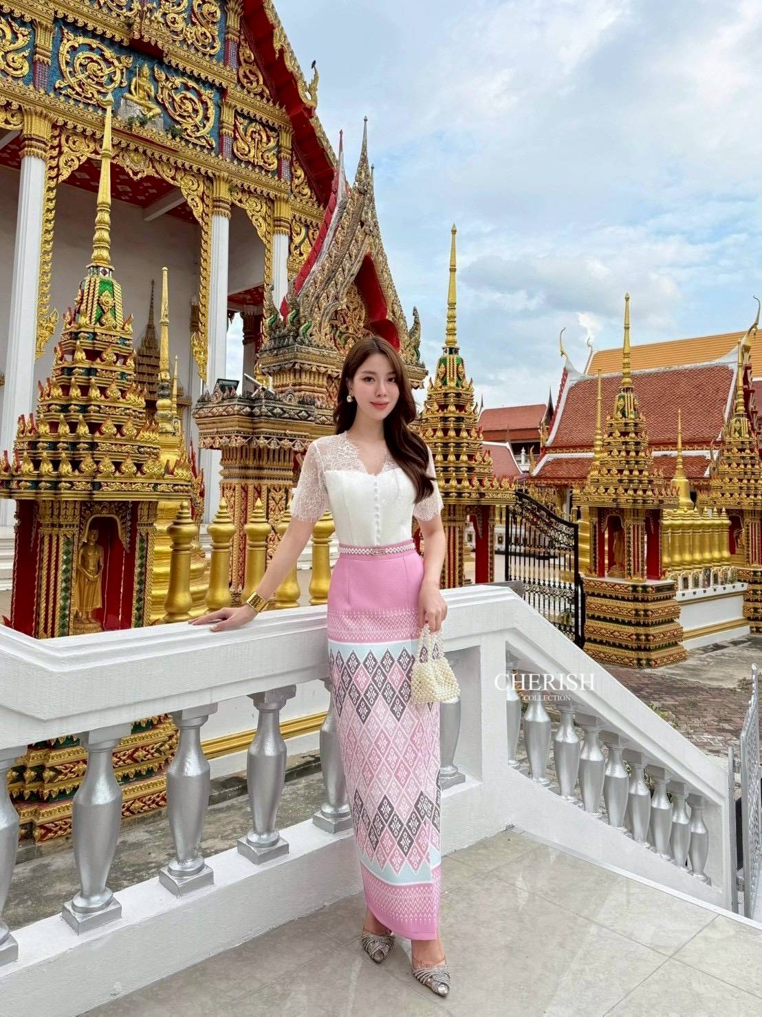 สุด Hot เซ็ทชุดไทย 3 ชิ้น ตัวเสื้อลูกไม้ซีทรูด้านบน พร้อมซับใน เกาะอกด้านในตกแต่งกระดุมพร้อมผ้าถุงสำเร็จพิมพ์ลายไทยสุดเก๋เนื้อผ้าอย่างดี มาพร้อมเข็มขัดมุกสุดหรู จะใส่เข้าพิธีสำคัญ งานบุญ งานมงคลสมรส จะไปงานไหนรับรองเด่นสุดๆเลยค่า💕