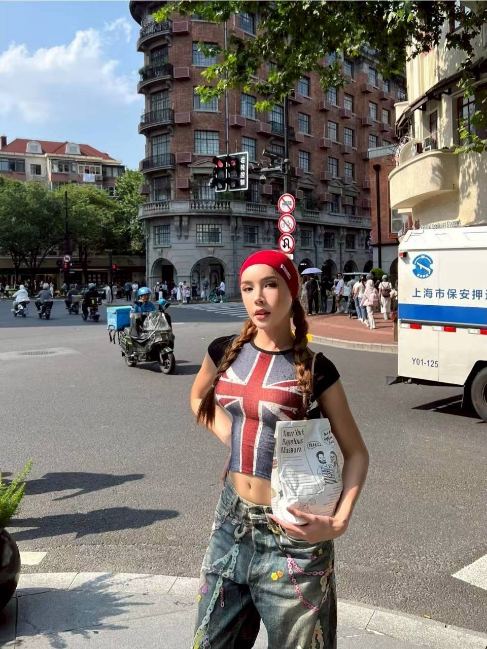 SET เสื้อเค้าผ้ายืดนุ่มมาก + พร้อมกางเกงยีนส์แท้เพ้นท์ลายอย่างจึ้ง เอวสับ ทรงสวย