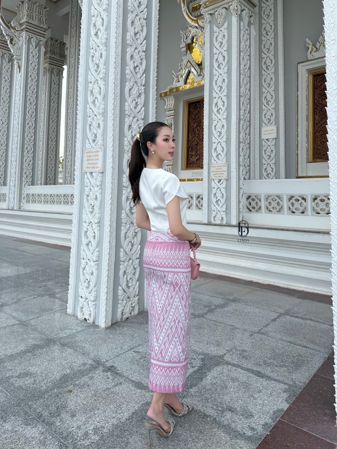 ชุดไทยสองชิ้นผ้าถุงเป็นผ้าพิมพ์ลายเกรดพรีเมี่ยม มีด้วยกันสองสีนะคะ สีฟ้าและสีชมพู เสื้อสวมใส่ง่ายระบายอากาศดี ไม่ร้อนค่ะขนาดพอดีตัวไม่สั้นจนเกินไป วันพระนี้มีชุดสวยใส่เข้าวัดกันหรือยังคะ #ชุดทำบุญ #ชุดออกงาน #ชุดดินเนอร์ #ชุดไปคาเฟ่ #ชุดทะเล #ชุดเชต #lind