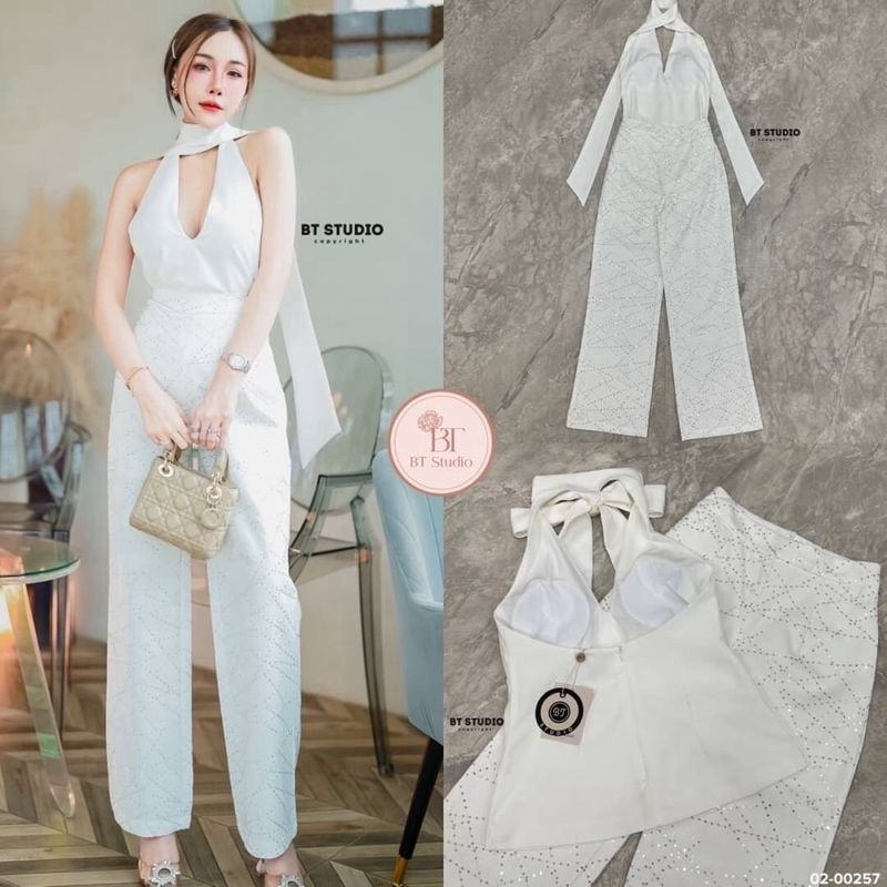 TAG : BT studio DETAIL : ชุดเซท 2 ชิ้น เสื้อแขนกุดไขว้รอบคอพาดไปด้านหลังเว้าหลังโชว์แผ่นหลัง อกเสริมฟองน้ำ แมทซ์กับกางเกงขายาวเนื้อผ้าแต่งลายสีเงินในตัว