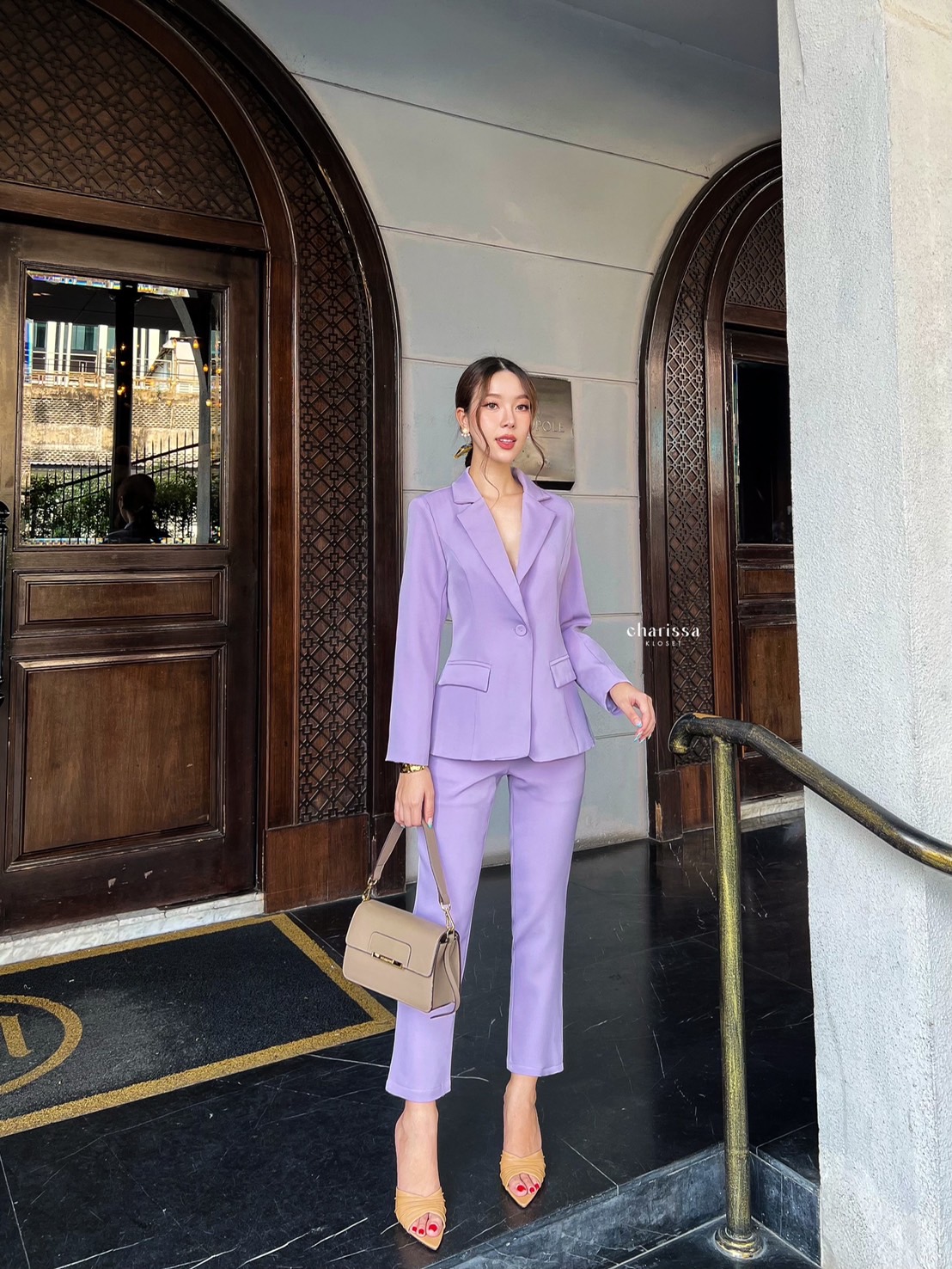 เสื้อสูท+กางเกง setsuit สีสวยไม่เหมือนใคร ตัวเสื้อมีซับในทั้งตัว แต่งกระดุม1 เม็ด กระเป๋าจริงทั้งเสื้อและกางเกง มาพร้อมกางเกงขายาว 9 ส่วน เป็นทรงกระบอกเล็ก งานดีเวอร์ อัดรีดกาวทั้งชุด งานคุณภาพสุดๆและหรูมากคะ