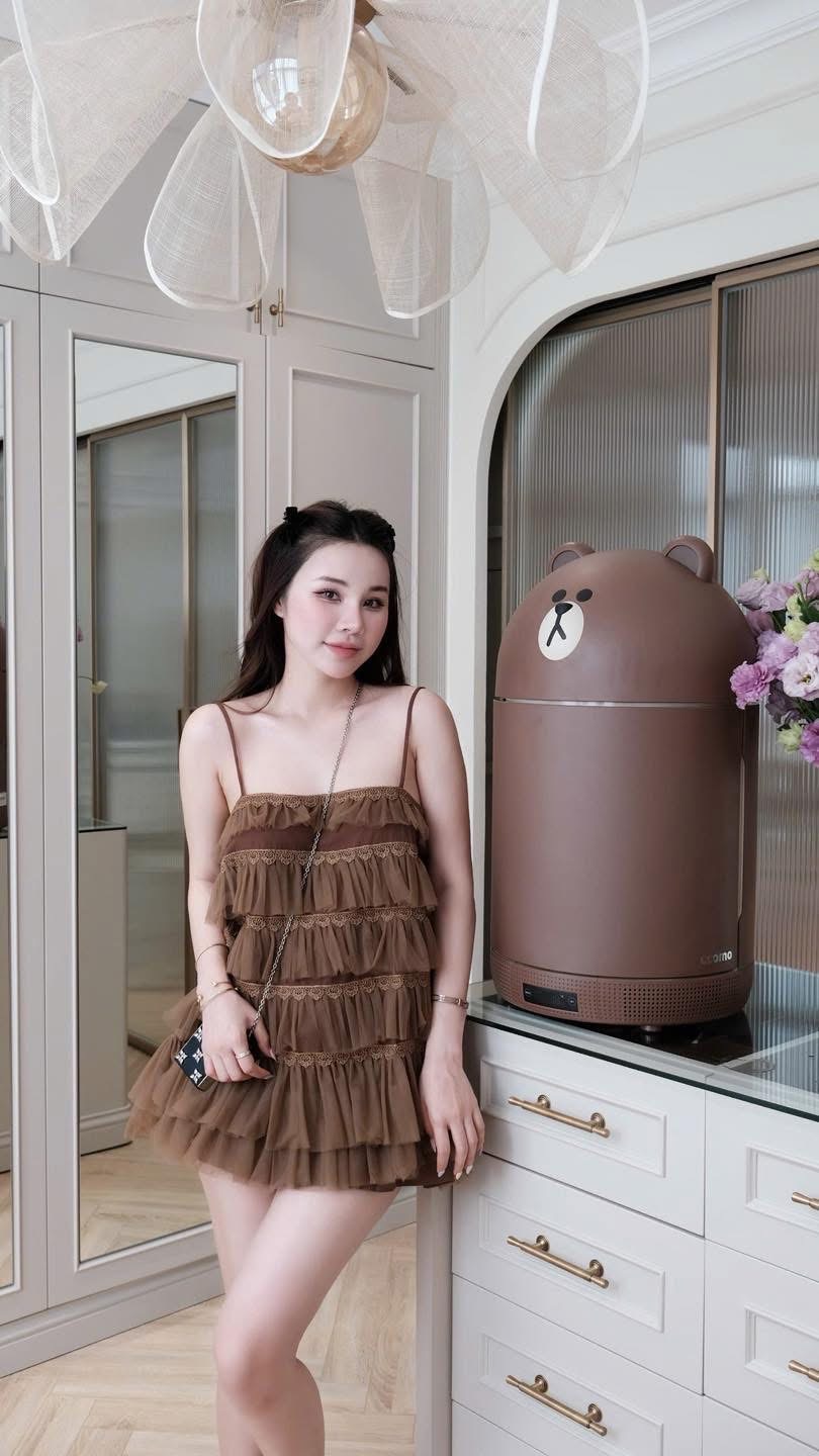 Set เดรส+กางเกงขาสั้น เดรสสายเดี่ยวผ้าทูลล์โทนน้ำตาลคาราเมล ดีไซน์ระบายหลายชั้นแต่งลูกไม้ขอบละเอียดทุกชั้นช่วยเพิ่มเลเยอร์และมิติให้ลุคดูฟูพริ้วหวานละมุน โทนสีอบอุ่นช่วยขับผิวให้ดูสว่างละมุน +กางเกงขาสั้นผ้าพื้นใน ใส่ไม่ต้องกลัวโป๊ เหมาะสำหรับลุควันสบายๆ