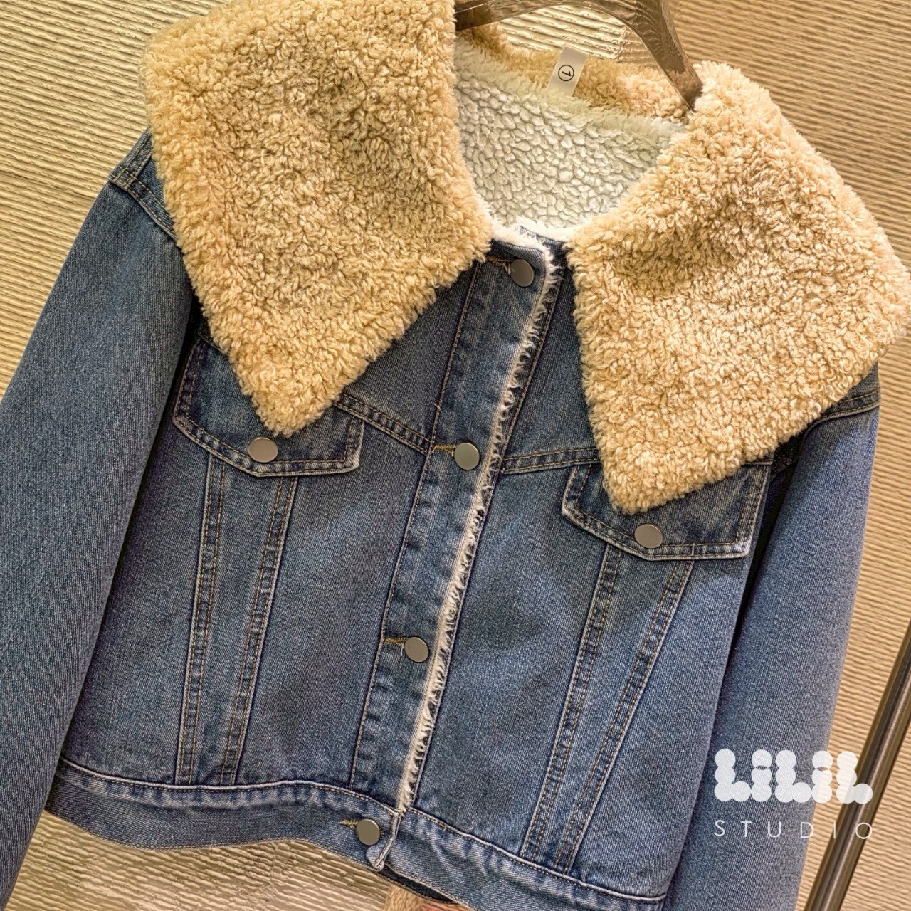 Denim Jacket🐨 แจ็คเก็ตผ้ายีนส์ปกใหญ่ ด้านในขนนุ่ม ดูมีสไตล์ ขนาดพอดีตัว อุ่นๆ กระเป๋าข้าง รุ่นนี้ขอบอกทริปไปเที่ยวได้ใส่แน่