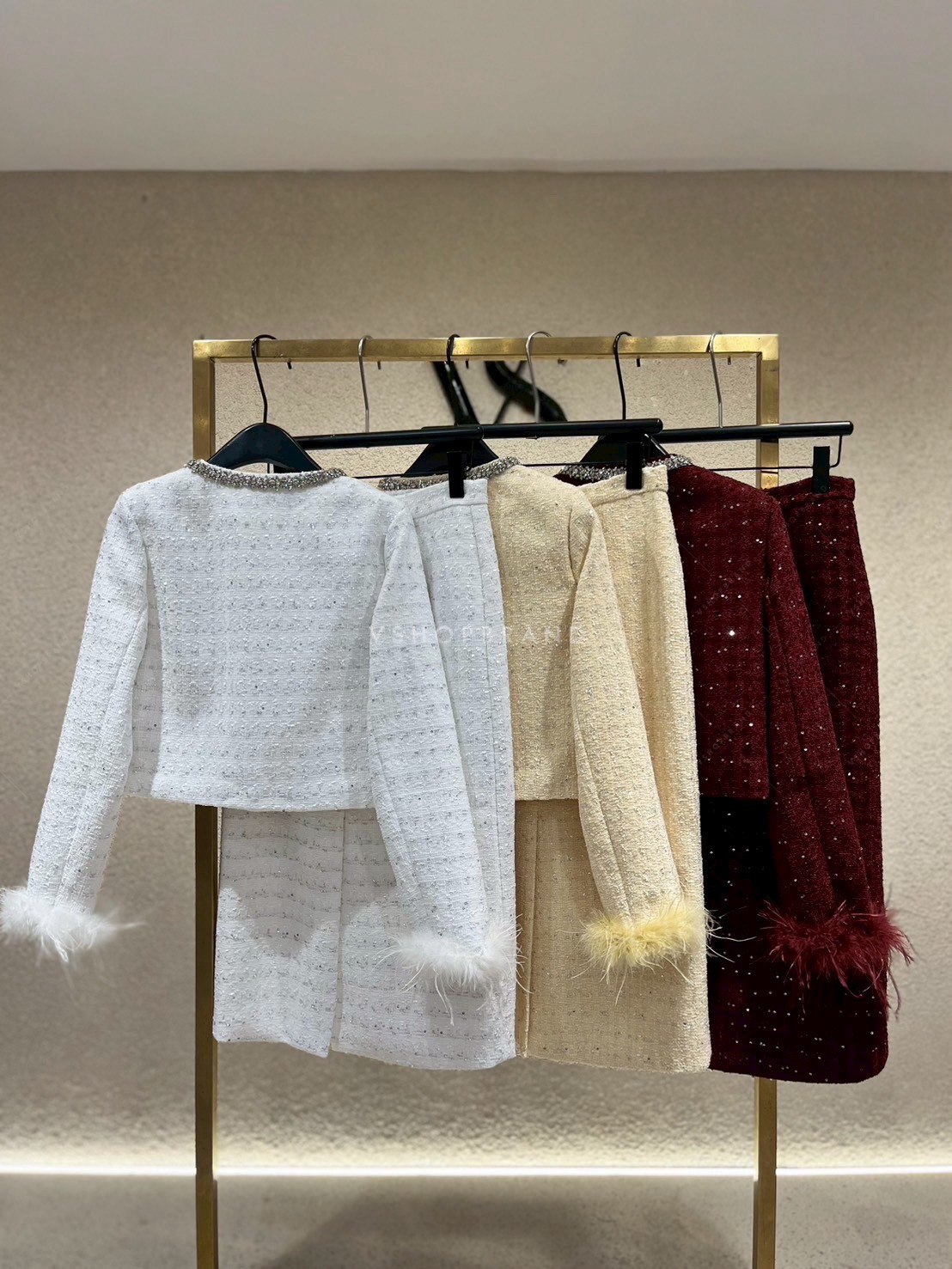 Set เสื้อผ้าทวิตทอเลื่อม + กระโปรงยาว ผ่าหลัง + ขนนก + เข็มกลัด