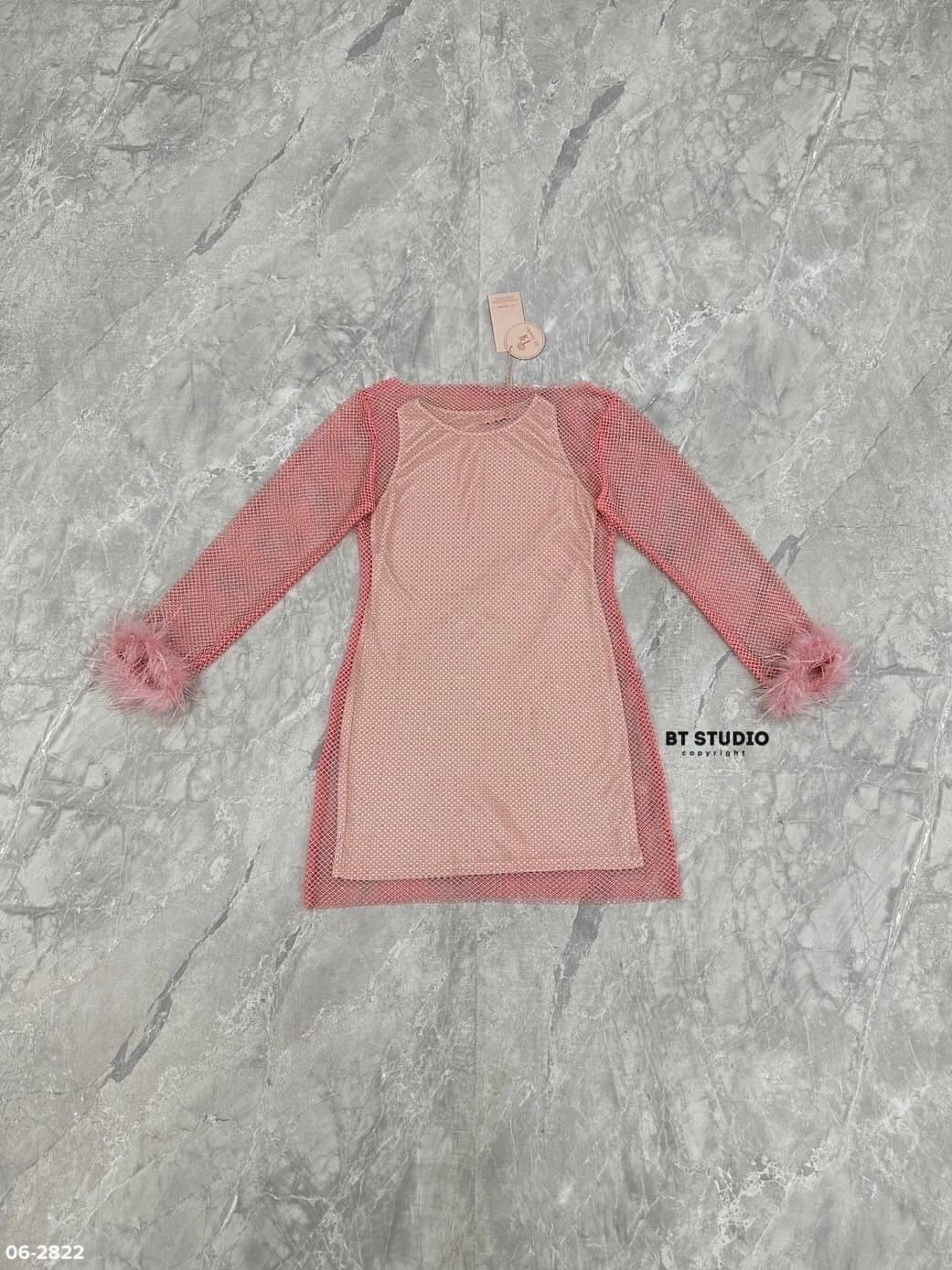 เซท 2 ชิ้น เดรสสั้นแขนยาว เนื้อผ้าตาข่ายแต่งคริสตัลเม็ดเล็ก ๆ ทุก ๆ ช่อง งานสวยม๊าก ปลายชายแขนแต่งขนฟู ๆ ทั้งสองข้าง มาพร้อมซับในสีนู๊ดแขนกุด แมทซ์กันสวย แซ๊บบ แต่ดูแพงค่ะ