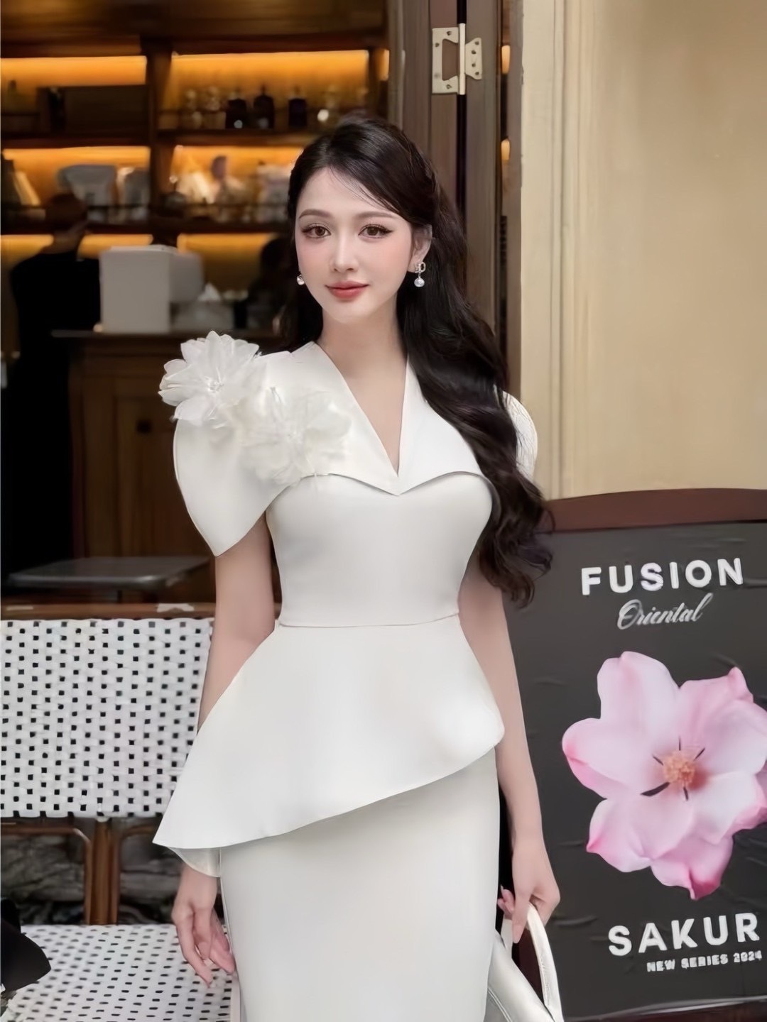 เซ็ตเสื้อทรงคลุมไหล่ค้างคาวสีขาว มาคู่กับกระโปรงสอบ 5 ส่วน ติดเข็มกลัดดอกไม้ เรียบ หรู ดูแพง เป็น everydaylook ได้ทุกวัน ราคานี้มือต้องไวเลยค่า รุ่นนี้ใส่สวย ห้ามพลาดเลยค่า