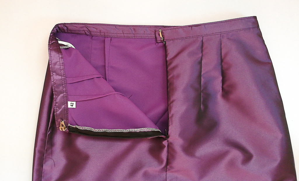 ผ้าถุงไหมสำเร็จรูป (สีม่วง) งานตัดเย็บประณีต อัดผ้ากาวตามสีของผ้าถุง เนื้องานดีเกรด A (รอบเอว 30 นิ้ว)