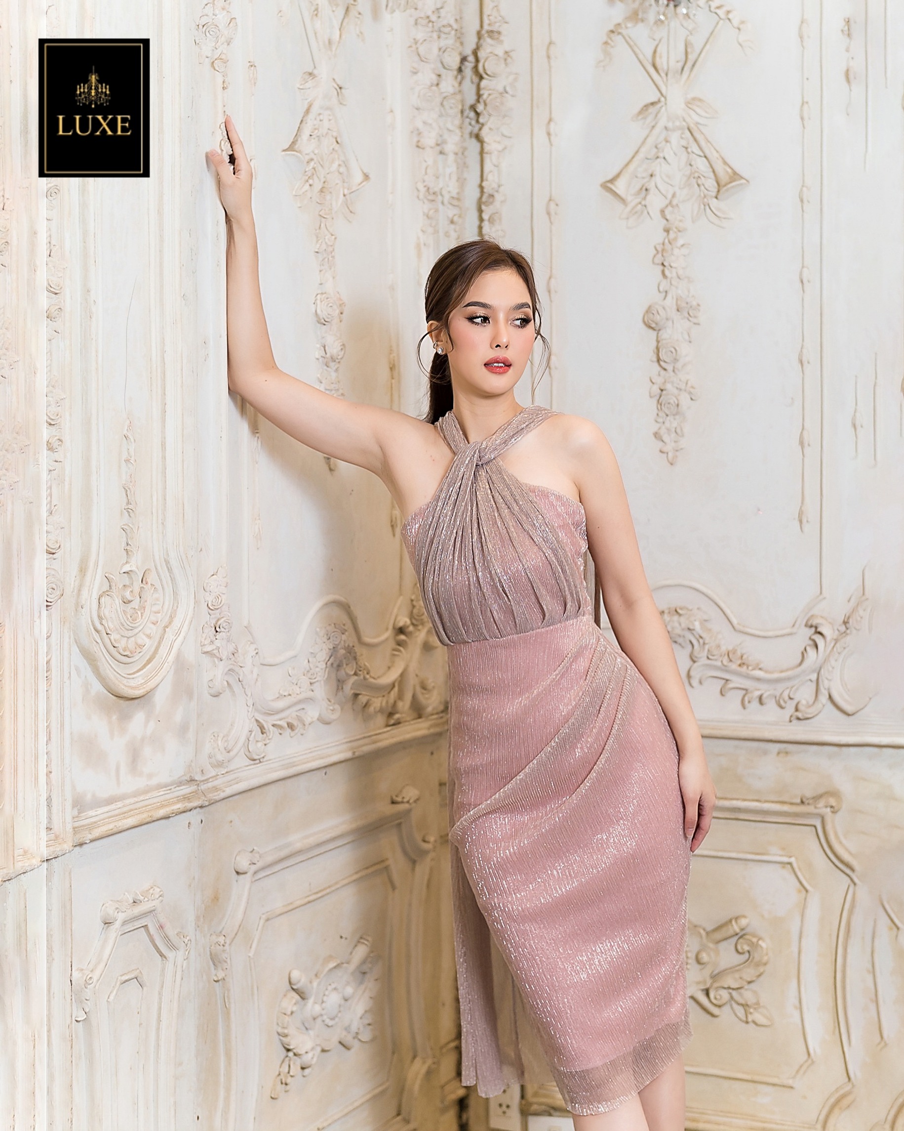 Label : LUXE เดรสกระโปรงสอบทรงเข้ารูป ดีเทลเสื้อคล้องคอปล่อยชายผ้าด้านหลัง เพิ่มลูกเล่นปรับให้เป็นผ้าคลุมไหล่ได้ตามภาพนางแบบค่ะ ทำจากผ้าราเม่อัดพลีท ผสมดิ้นเม็ททัลลิค เนื้อนุ่มยืดหยุ่น มีซิปซ่อนและซับในเต็มตัว คัตติ้งดีค่ะ