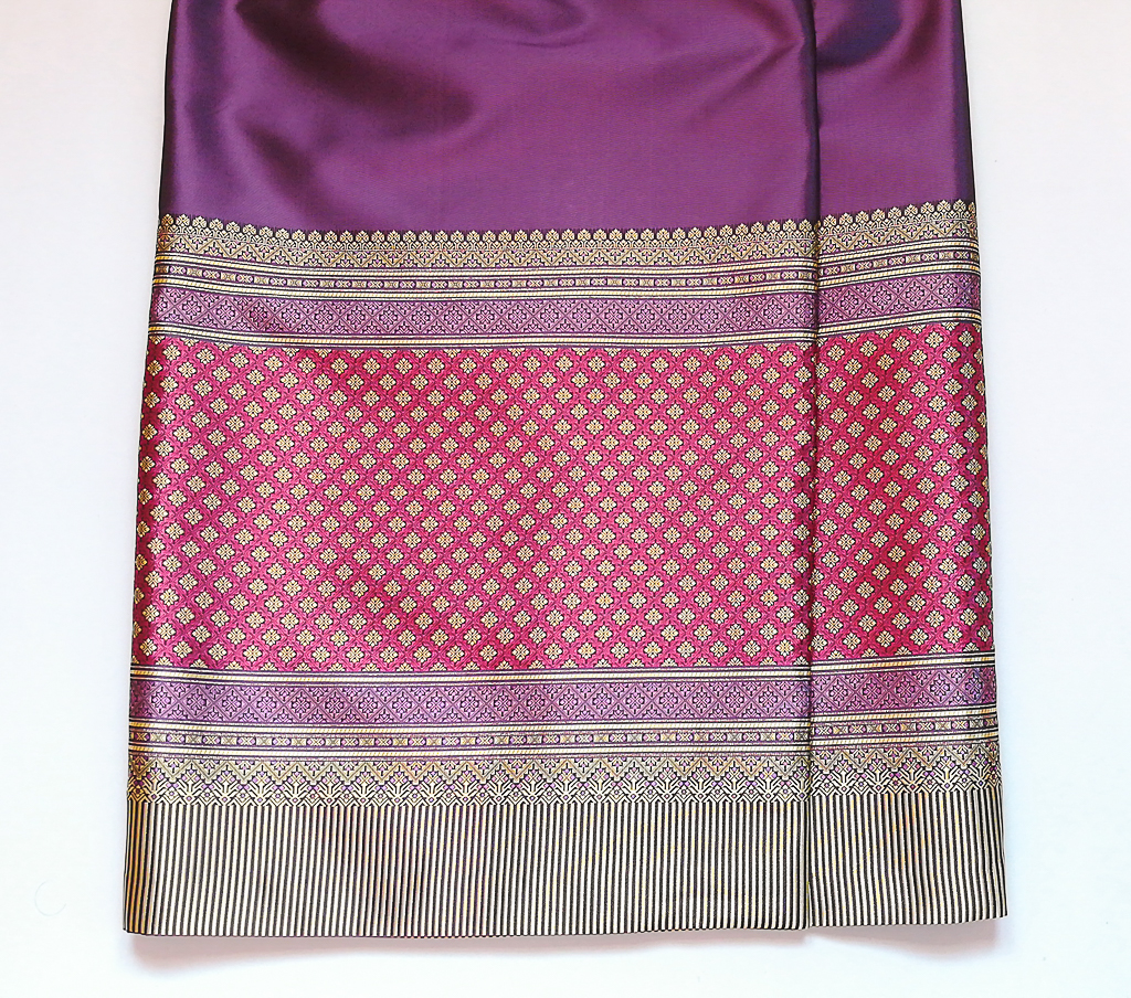 ผ้าถุงไหมสำเร็จรูป (สีม่วง) งานตัดเย็บประณีต อัดผ้ากาวตามสีของผ้าถุง เนื้องานดีเกรด A (รอบเอว 30 นิ้ว)