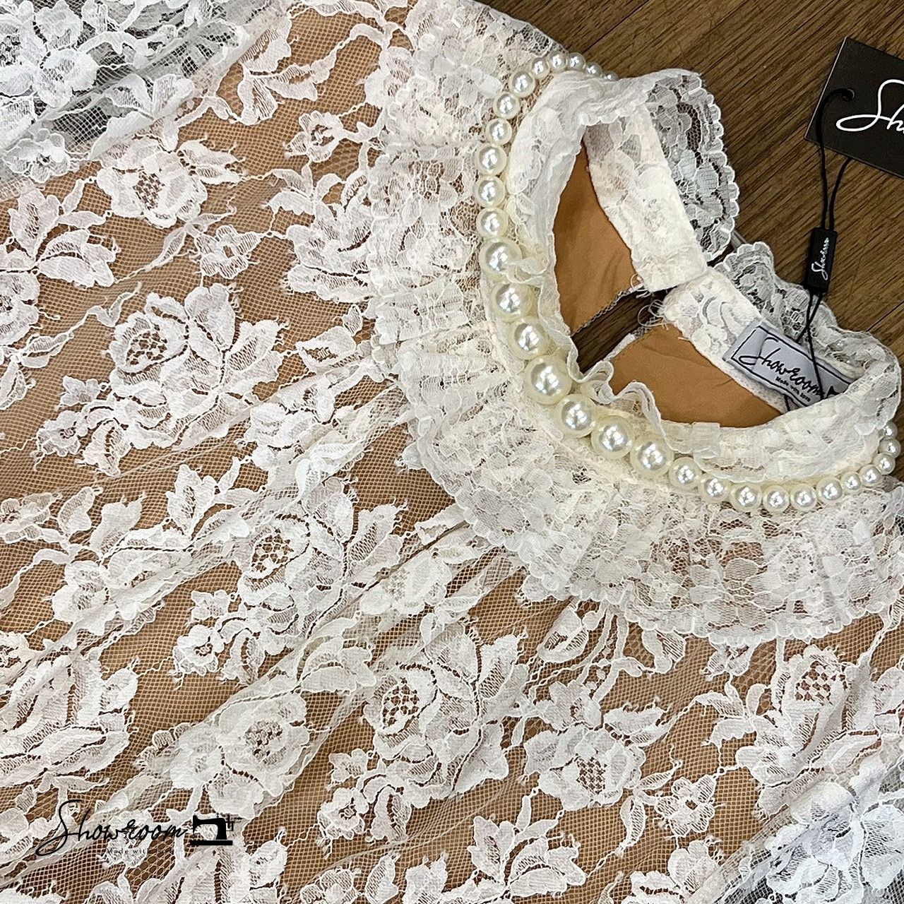 เซ็ตเสื้อลูกไม้ดีไซน์สวยซับสีน้ำตาล มาพร้อมสร้อยมุก1เส้น กระโปรงทรงสวยซับในเป็นกางเกง ใช้ผ้าอย่างดีในการตัดเย็บ บุซับ อัดกาวทรงเริ่ด คอมพลีทลุคครบจบในชุดเดียว #showroombrand #งานป้ายshowroom #งานป้ายคุณภาพดี #งานแฟชั่น #เสื้อผ้างานป้าย #เสื้อผ้าผู้หญิง #c