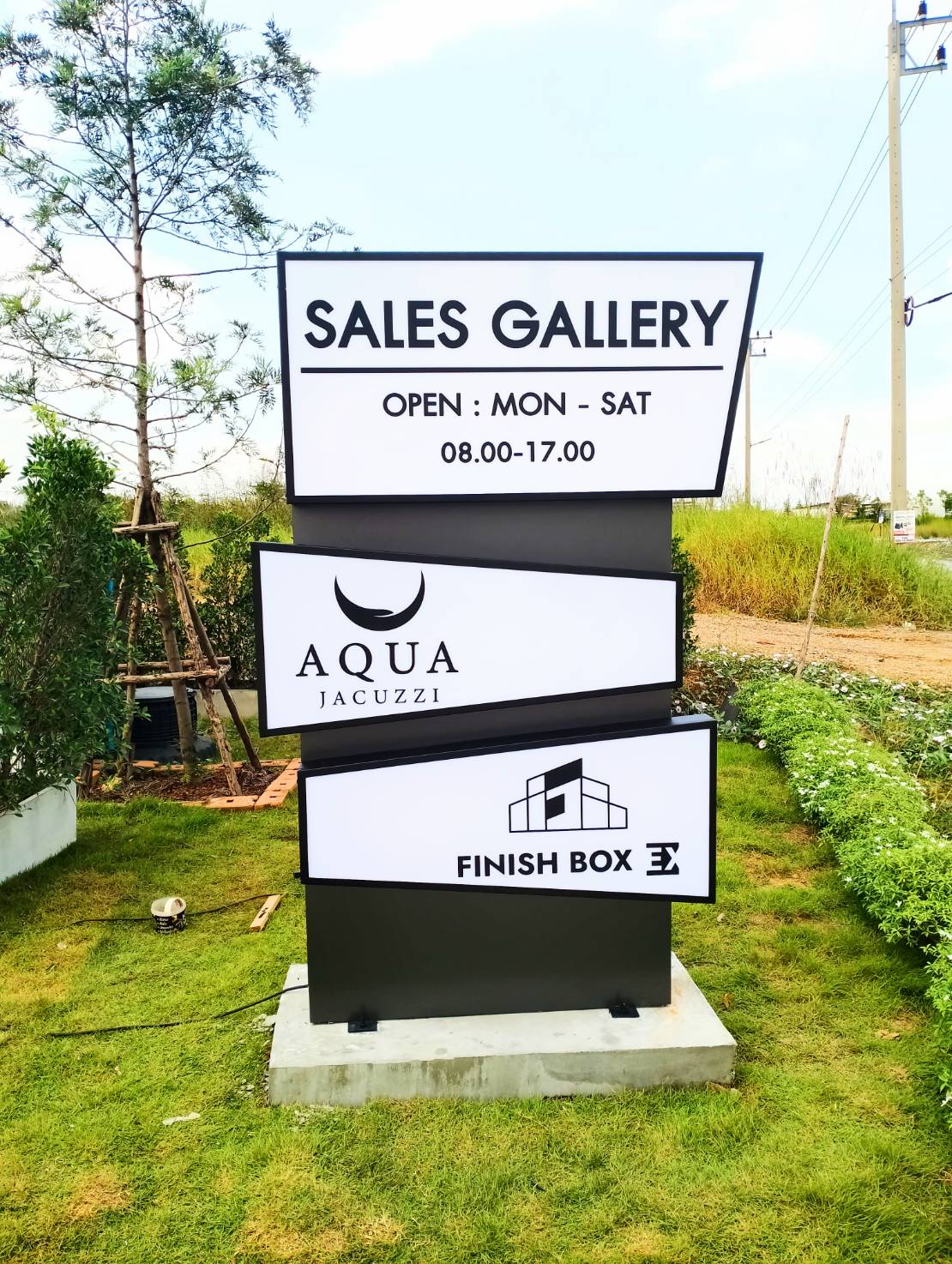 #ป้ายกล่องไฟด้านหลังป้ายพื้นคอมโพสิตยกขอบ