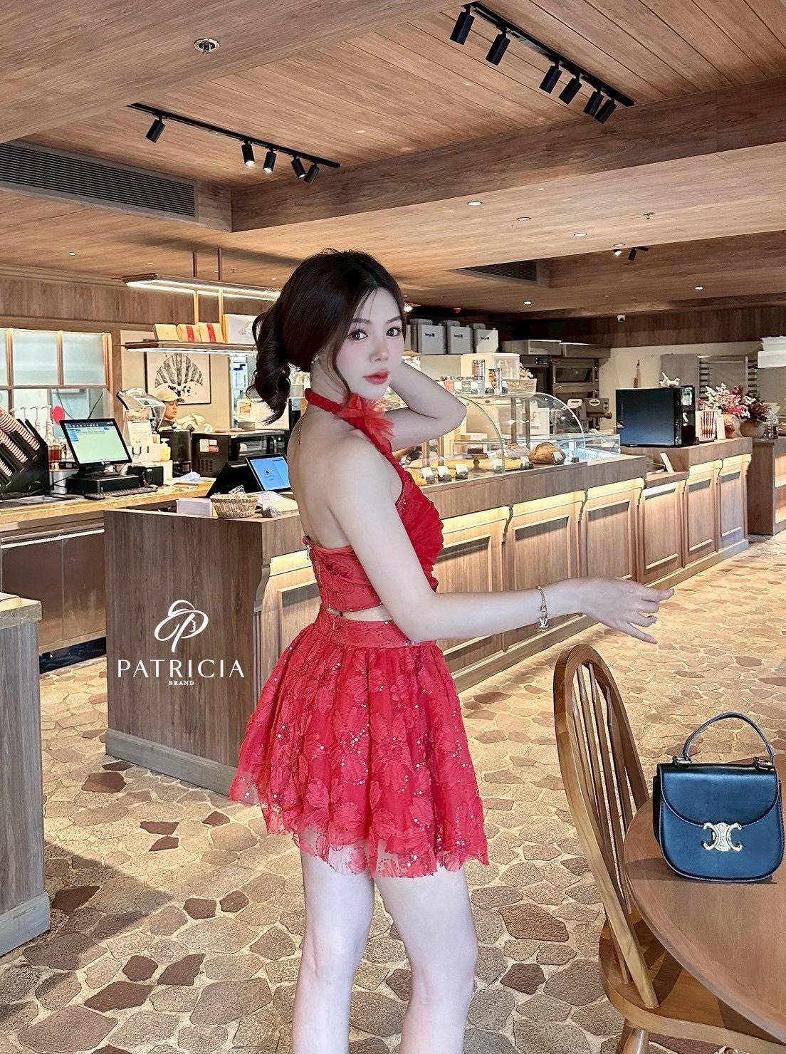 Set 2ชิ้น เสื้อ+กระโปรง🔥 เซ็ทนี้ตัวเสื้อเป็นทรงเกาะอกเข้ารูป ด้านบนจะมีสายถักติดดอกไม้เก๋ๆไว้สำหรับคล้องคอ ใช้ผ้าซีทรูสีแดงและมีซับในด้านในมีฟองน้ำอย่างดี เป็นงานซิปหลัง✨✨ มาคู่กันกับกระโปรงสีแดง ใช้ผ้าลูกไม้เนื้อดี นิ่ม ไม่คัน แลัมี