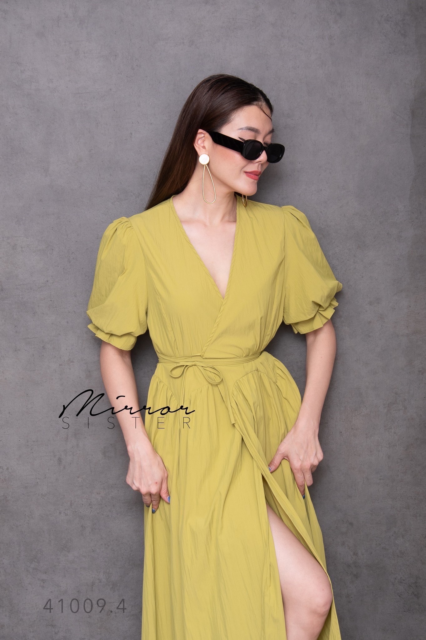 สินค้าขายดี❤️ ••MiRRoRSiSTER's BaMBiNo DReSS•• เดรสแขนพองตุ๊กตาทรงสวยใส่ง่าย มีดีเทลสวยเก๋ที่ช่วงอกไขว้ทับกันคอวี ช่วงเอวมีสายให้สอดแล้วผูกเพื่อความเข้ารูปตามต้องการ ช่วงล่างเป็นกระโปรงยาวทรงบาน สวยเก๋มาก ใครใส่ก็สวย