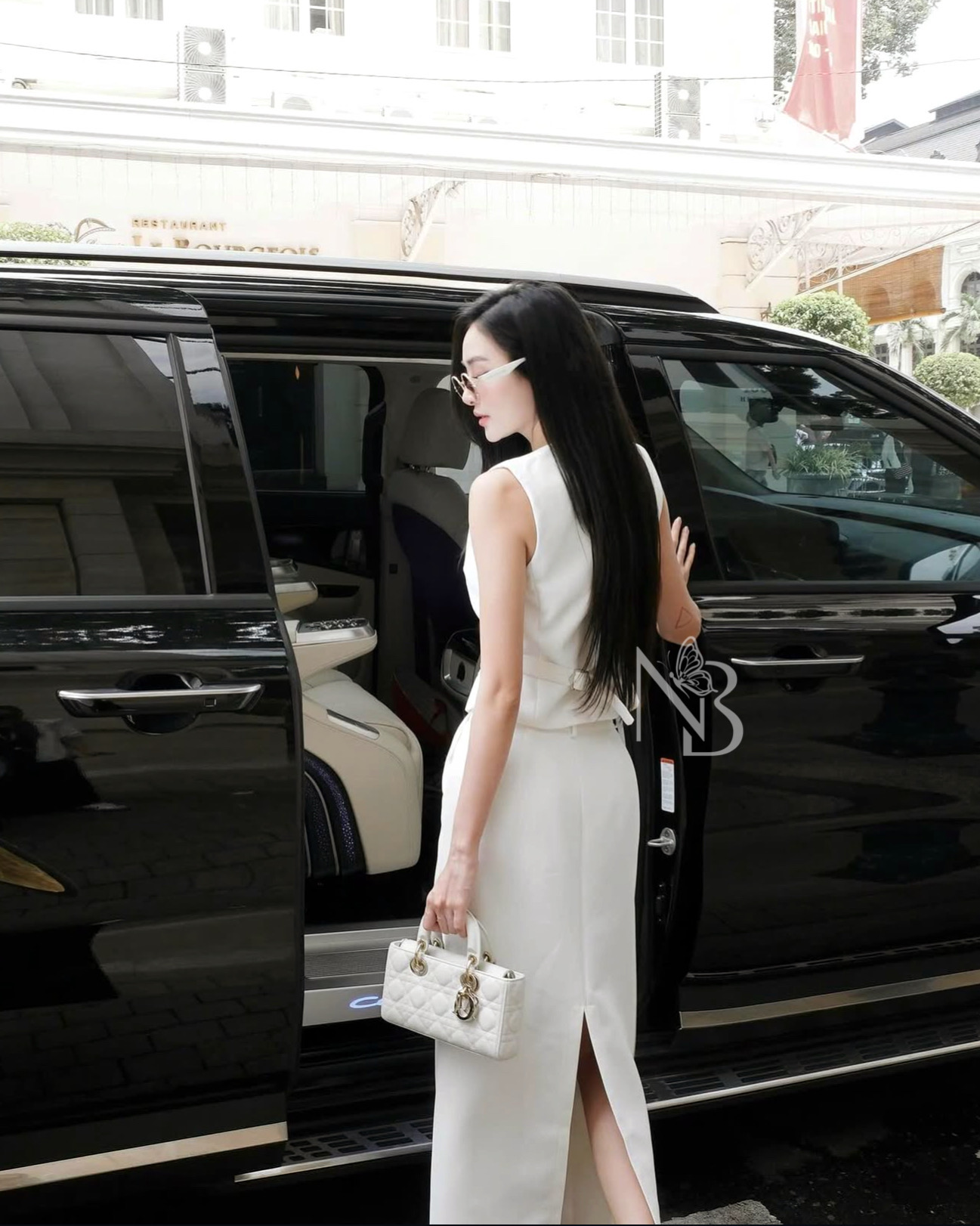 ชุดเซ็ตเสื้อแขนกุดคอV ดีไซน์สวยหรูด้านหน้าแต่งกระดุม มีสายปรับขนาดด้านหลัง มาคู่กระโปรงยาวเอวสูง ผ่าหลัง เย็บเกล็ด 2เส้นด้านหน้า ทำให้ดูหรู ไม่เชย งานมีซับ มีบราอย่างดี ที่สำคัญผ้าเกรด Premium อยู่ทรง สามารถใส่ออกงาน ใส่เดินห้าง ช้อปปิ้งได้แบบชิวๆ ลุคhi-c