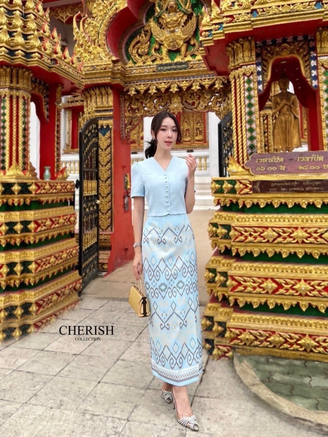 เช็ท 3 ชิ้น ชุดงานบุญ ชุดไทยหรือจะใส่เป็นธีมชุดเพื่อนเจ้าสาวก็เหมาะ ใส่ได้ทุก เทศกาล ดีเทล เสื้อวีแต่งกระดุมเรียง เสื้อแขนสั้น ใหล่ยกเล็กน้อยเสริมซับในอย่างดี ใส่คู่ผ้าถุงพิมท์ลาย เนื้อผ้าใส่สบาย มีเข็มขัด ไม่ว่าจะออกงานไหน ก็สวยยืนหนึ่งค่ะ