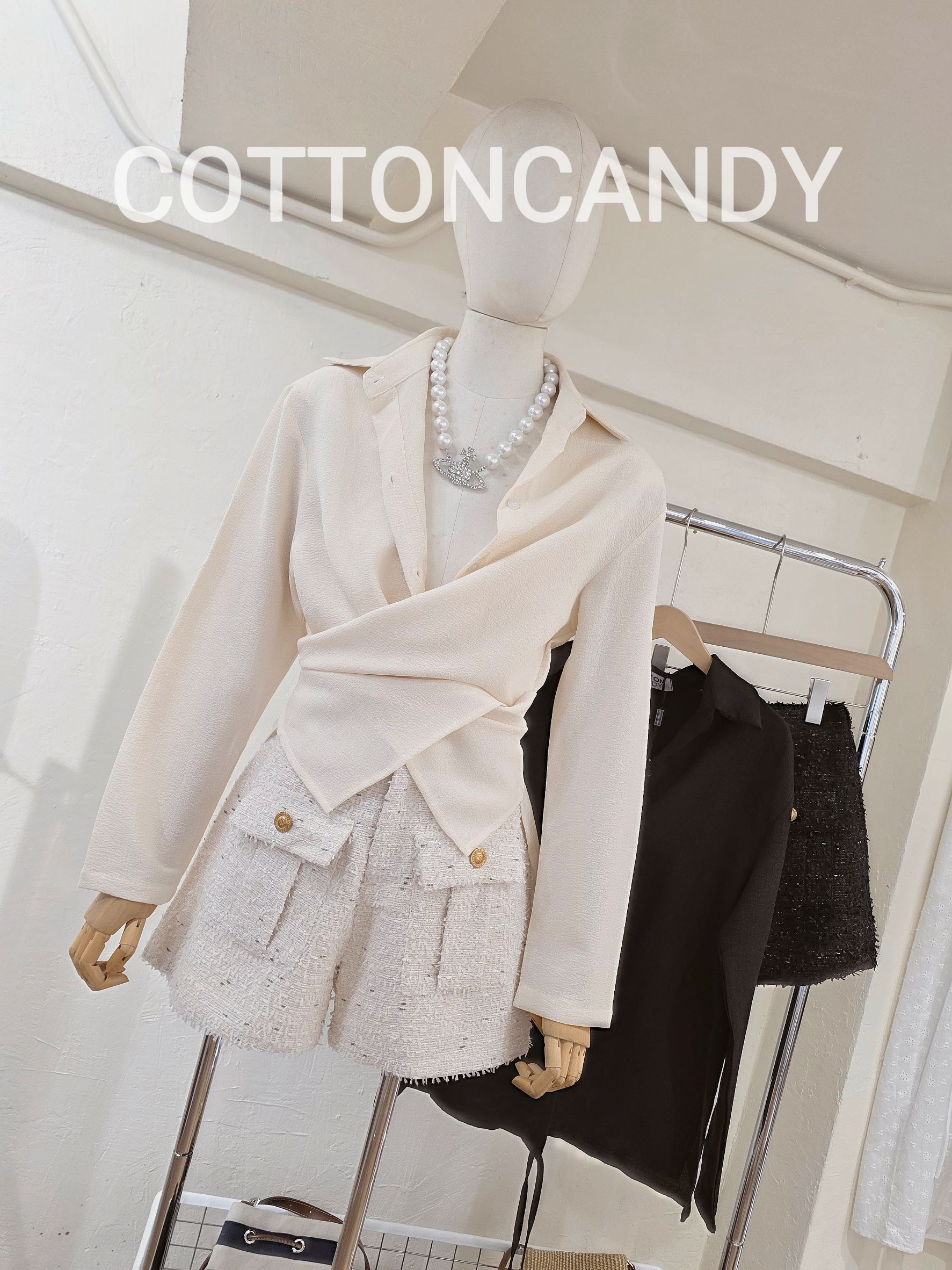 Tag#cottoncandy ชุดเซทสุดเริ่ดมาแล้วคร่าาาา รถ่นนี้บอกเลยคุ้มมาก มา2ชิ้น ตัวเสื้อดีเทลเก็สุดๆ กางเกงผ้าชาแนลสวยจึ้งมากๆ รุ่นนี้ใส่เข้ากัยแบบจึ้งแน่นอนคร่าาาาาา