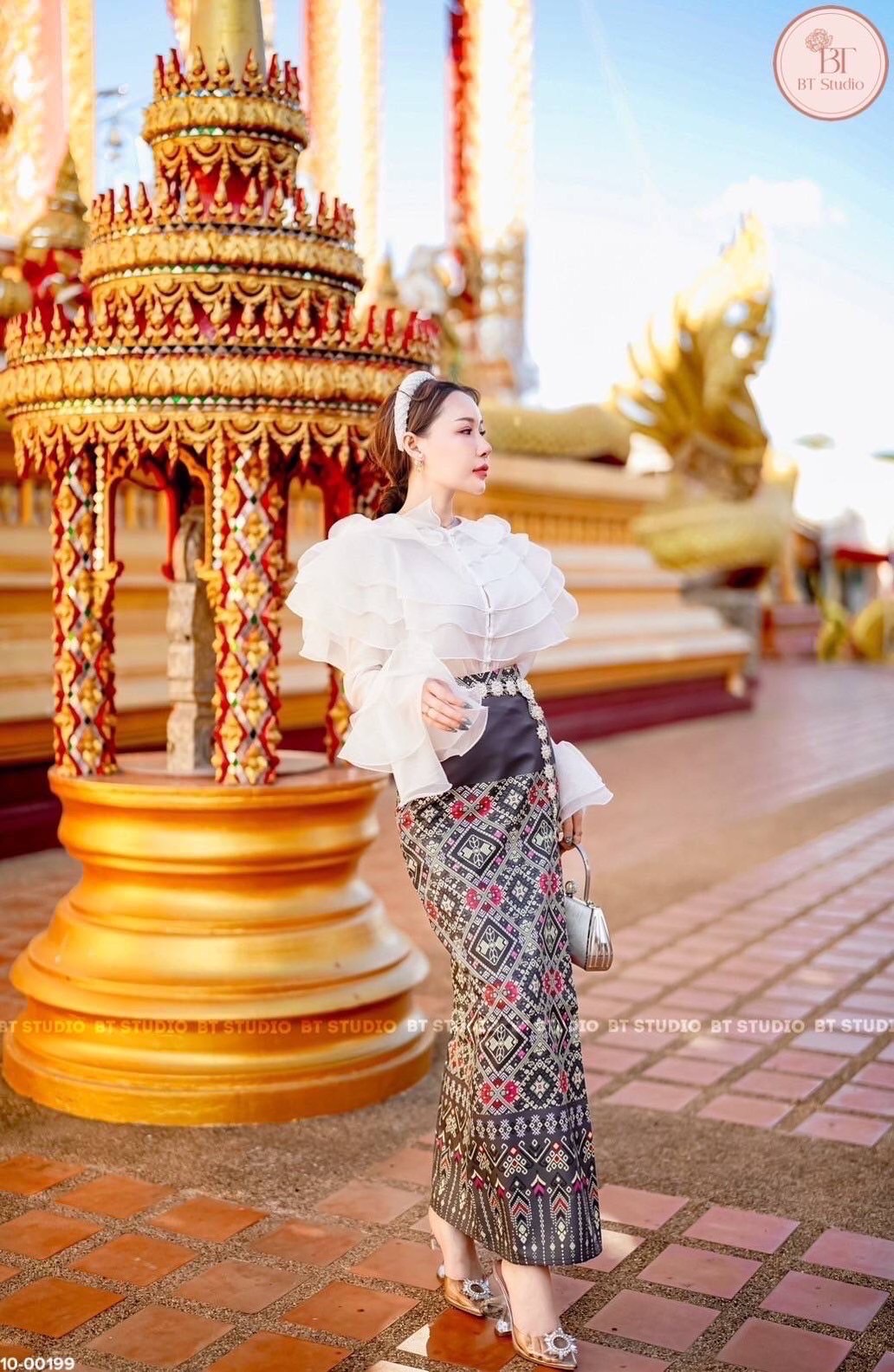 TAG : BT studio DETAIL : เซท 2 ชิ้น เสื้อระบายคอเป็นชั้น ๆ แขนยาวปลายแขนแต่งระบายออก กระดุมหน้า มาพร้อมผ้าถุงพิมพ์ลายสำเร็จ งานสวยเนื้อผ้าดี คัตติ๊งสวยมากค่ะ ใส่แมทซ์กันแล้วดูแพงมากคร้าา