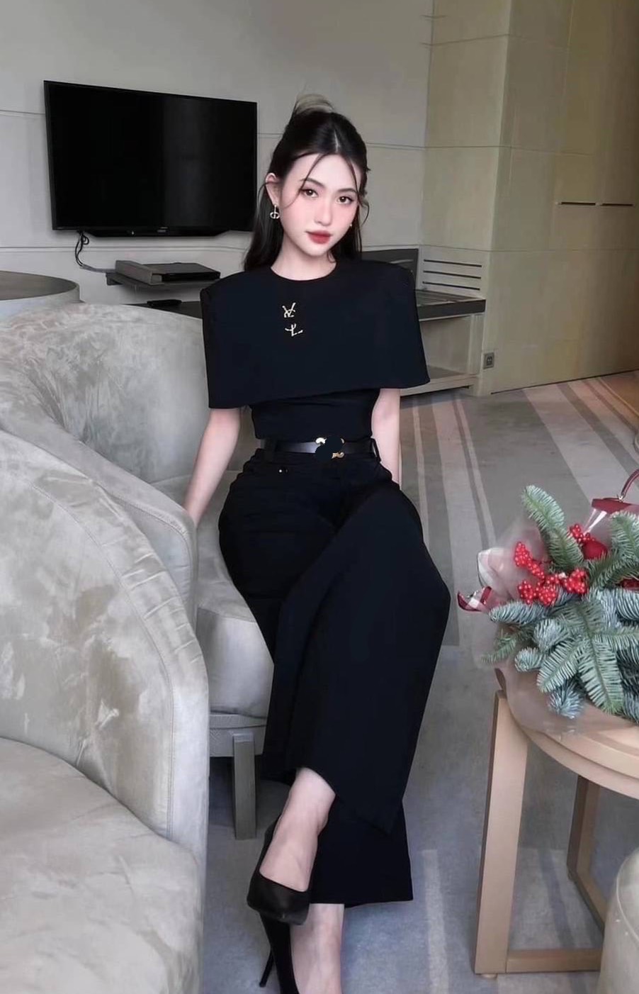 Set 4 Pcs.เซ็ทเสื้อคลุมไหล่สีดำ มาพร้อมกับกางเกงขาวยาวสีเข้าเซ็ท มีกระเป๋าด้านหน้าทั้งสองข้าง มีเข็มขัดเส้นเล็กสีน้ำตาลให้อีกหนึ่ง ไม่พอแค่นี้ มีเข็มกลัดอะไหล่ทองเพิ่มคสามหรูหราไปอีก มาในโทนสีเรียบๆ