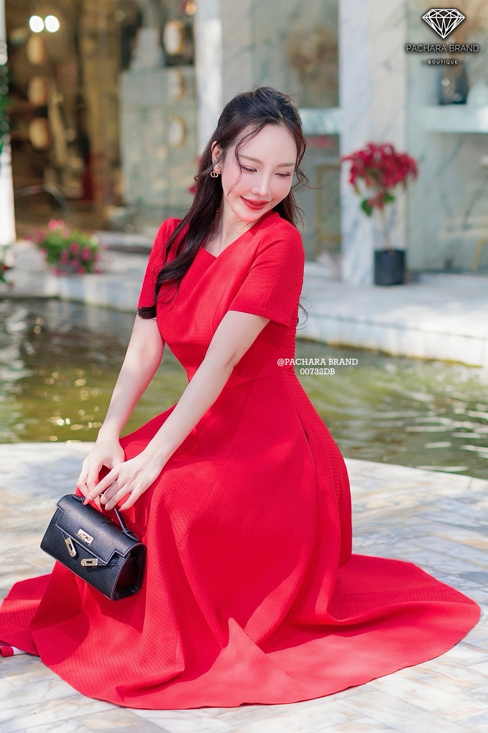 เดรสยาวคอกลมแขนสั้นสีแดง ช่วงเอวตีเกร็ดเข้ารูป ชายกระโปรงบานเป็นทรงสวยมาก เนื้อผ้าหนามีเท็กเจอร์ทอลายนูนสวย งานซิปด้านหลัง มีซับในอัดกาวอย่างดี รุ่นนี้ใส่ชิลล์ถ่ายรูปสวยได้ทุกโอกาสเลยนะคะ #PACHARABRAND