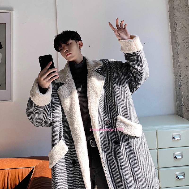 Out of Stock Wool Overcoat เสื้อโค้ทผ้าวูลสไตล์เกาหลีทรงโอเวอร์ไซ ใส่แบบหลวมๆ แต่งปกคอแบบตั้งด้วยขนแกะ บุขนแกะสังเคราะห์ด้านใน ผ้าวูลผสมฝ้ายทอหนาใส่สบายกันหนาวได้ดี ไซใหญ่สุดอก 56 นิ้ว มี 2 สี