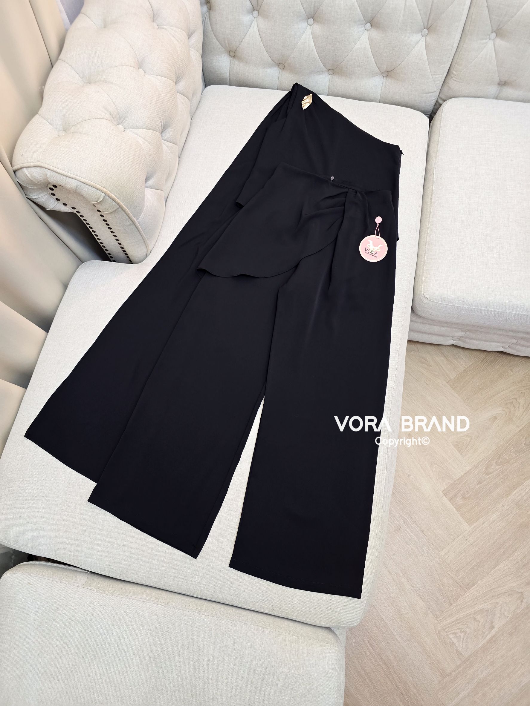 Set เสื้อไหล่เดียวแต่งผ้าสไบยาว แต่งเข็มกลัดช่วงไหล่ แมทช์กับกางเกงขายาวทรงสวยเข้าชุด มีน้ำหนักทิ้งตัว เนื้อผ้าดีเเป็นทรงซับในทั้งชุดค่ะ... ใส่ออกมาแล้วเป๊ะเว่อร์ แพทเทรินเนี๊ยบสุดๆ สามารถใส่ได้ในทุกโอกาสเลยค่า