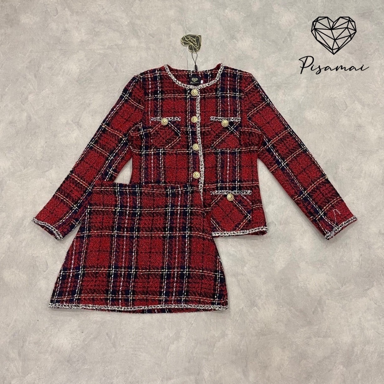 เซ็ตผ้าทวิสลายสก็อตสีแดงน่ารักๆ มาคู่กับกระโปรงสอบตัวสั้นเข้าเซ็ต เหมาะกับช่วงเทศกาลมากๆค่า ราคานี้มือต้องไวเลยค่า