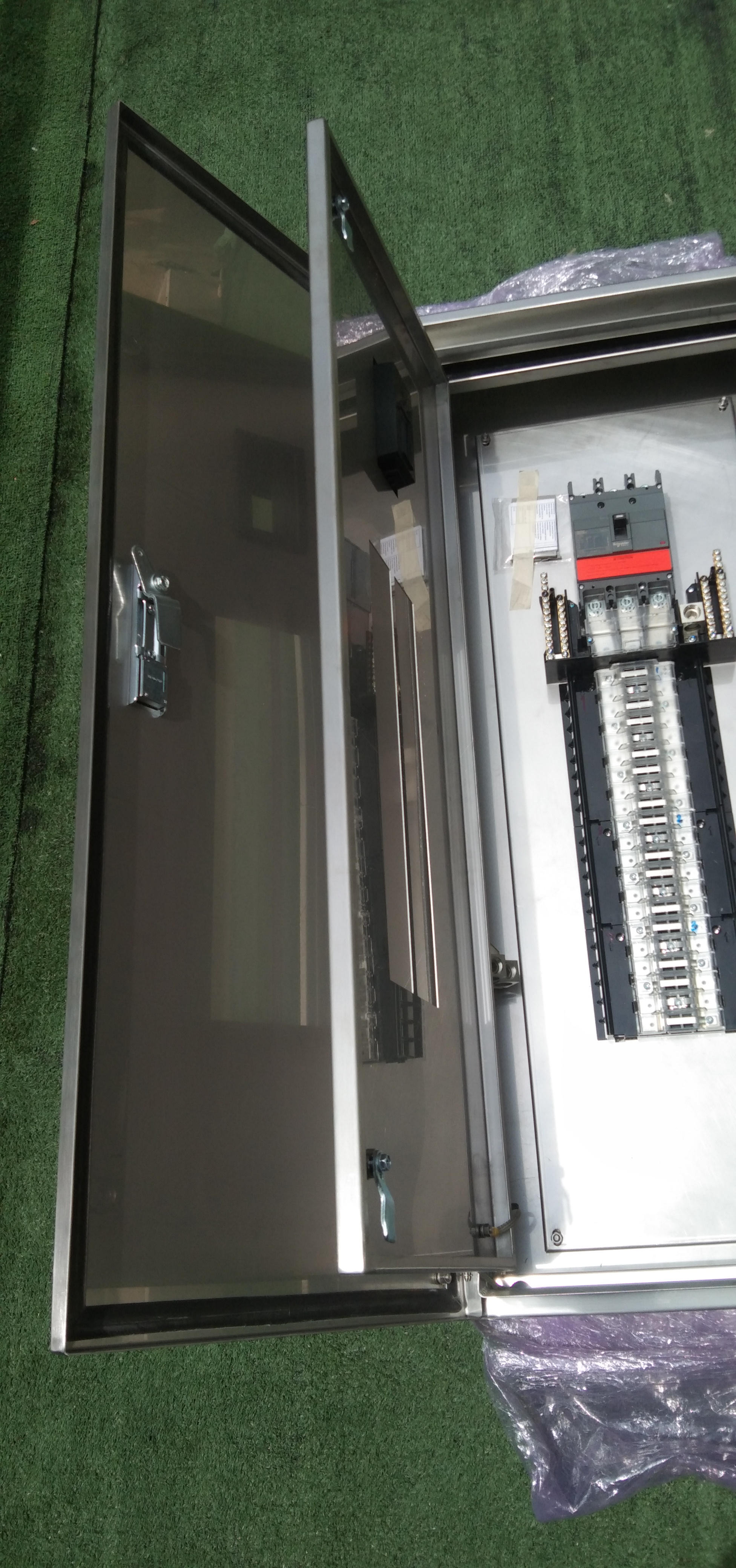 LOAD CENTER 250A ตู้สแตนเลส 304 มีหลังคาสโลป W450xH1050xD152mm. (42ช่อง)