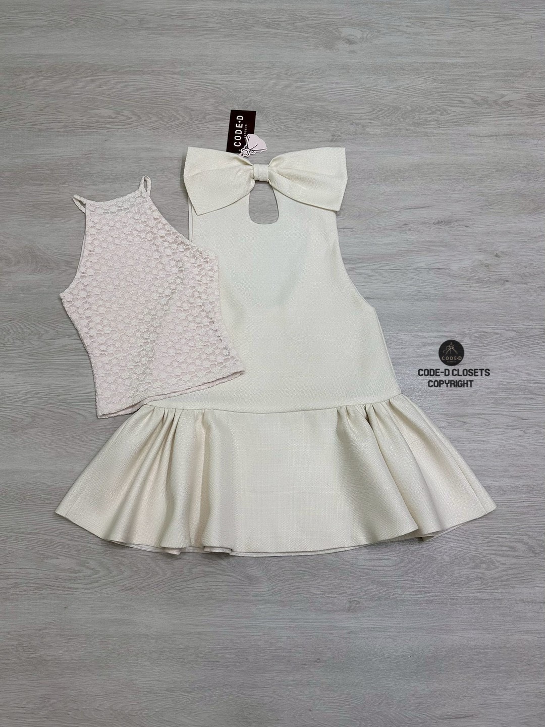 Set 2 ชิ้น สีครีมเสื้อครอปเนื้อผ้าลูกไม้สายเดี่ยวคล้องคอผ้านิ่มยืดได้ ทรงเข้ารูปพอดีตัว มาพร้อมกับมินิเดรสสายใหญ่เว้าลึกสไตล์เอี๊ยมสีครีมผ้าทอเส้นเล็กมีเทคเจอร์ ชายกระโปรงจับจีบพลิ้ว เนื้อผ้าดี (ไม่มีซิป) น่ารักมากๆค่ะ