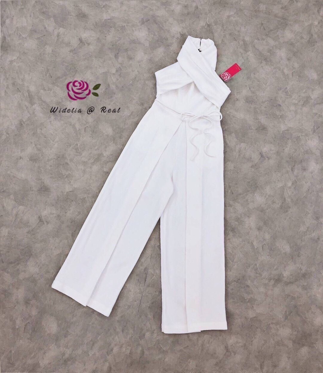 Jumpsuit :: จั้มสูทขายาวตัวสวยทรงดี ทรงคล้องคอเก๋ โชว์หลังดูเซ็กซี่เบาๆ งานผ้าเรียบแต่ดูแพง ใส่สวยไม่รั้งเป้าแน่นอนนะจ๊ะบอกเลย รุ่นนี้งานสวย ทรงเป๊ะ คัทติ้งเนี้ยบ รับรองใส่ออกมาไม่ผิดหวังการันตีให้เลย