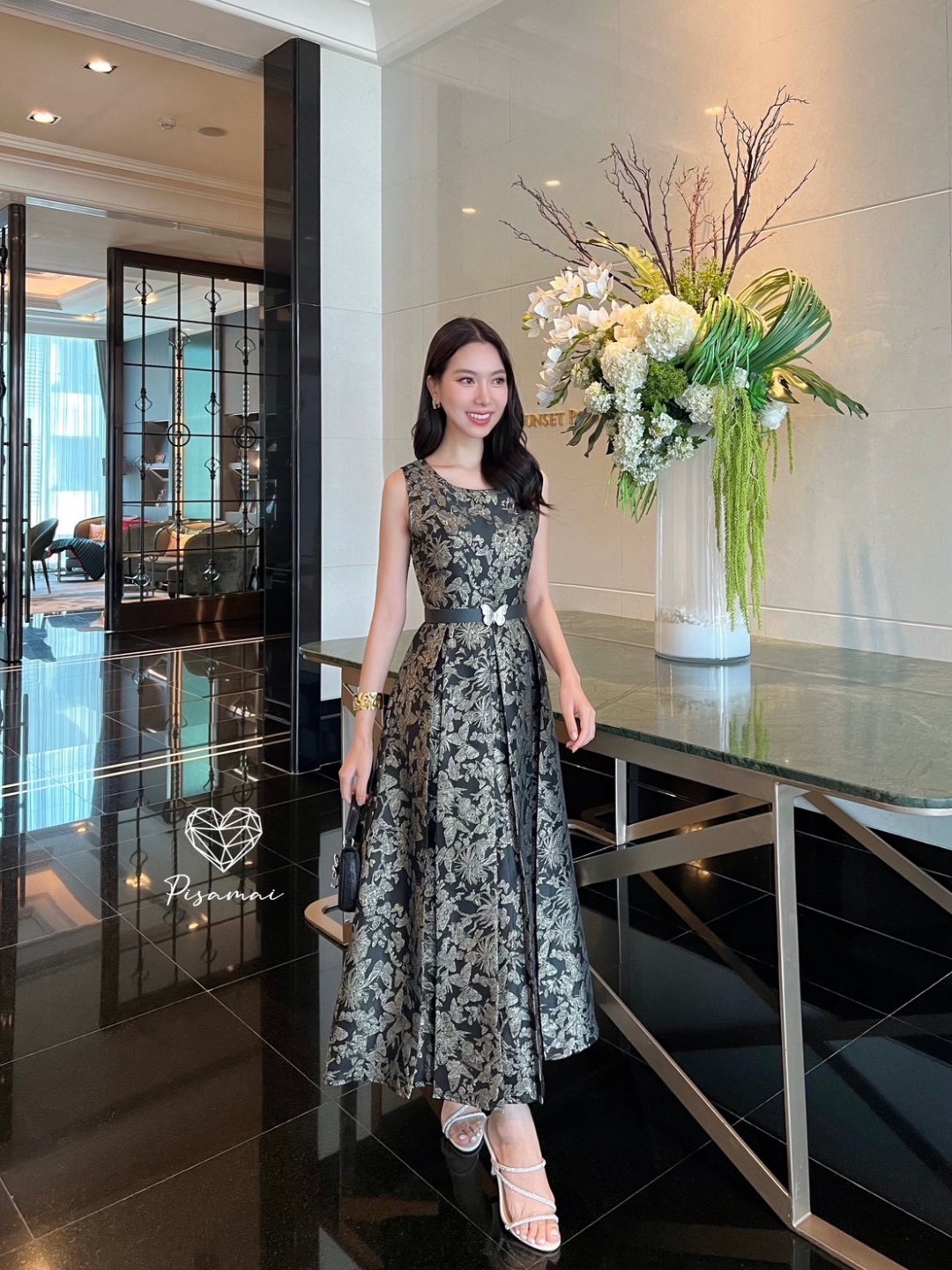 เดรสแขนกุดงานผ้าพิมพ์ลายดอกกราฟฟิกคอลใหม่ล่าสุด มาคู่กับเข็มขัดหัวผีเสื้ออะไหล่เงินเข้าเซ็ต ใส่สวยมาก ปังปุริเย้แน่นอนค่า ห้ามพลาดเลย ! 💯 การันตรีงานคุณภาพ คัดติ้งประณีต ใส่ใจทุกรายละเอียดอย่างดี