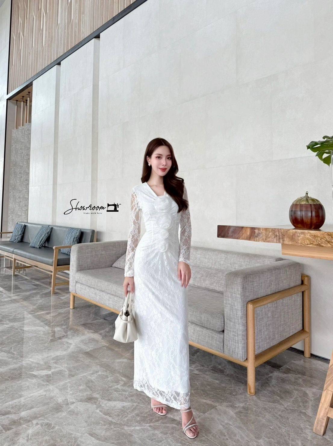 เดรสยาวผ้าลูกไม้ทอลายในตัวทรงเข้ารูป ดีไซน์สวย ซิปหลัง มาพร้อมดอกไม้4ดอก ถอดออกได้ ใช้ผ้าอย่างดีในการตัดเย็บ บุซับ งานสวยแค่ไหนให้ภาพมันฟ้องค่ะ ไม่อธิบายเยอะ คอมพลีทลุคครบจบในชุดเดียวค่ะ #showroombrand #งานป้ายshowroom #งานป้ายคุณภาพดี #งานแฟชั่น #เสื้อผ้