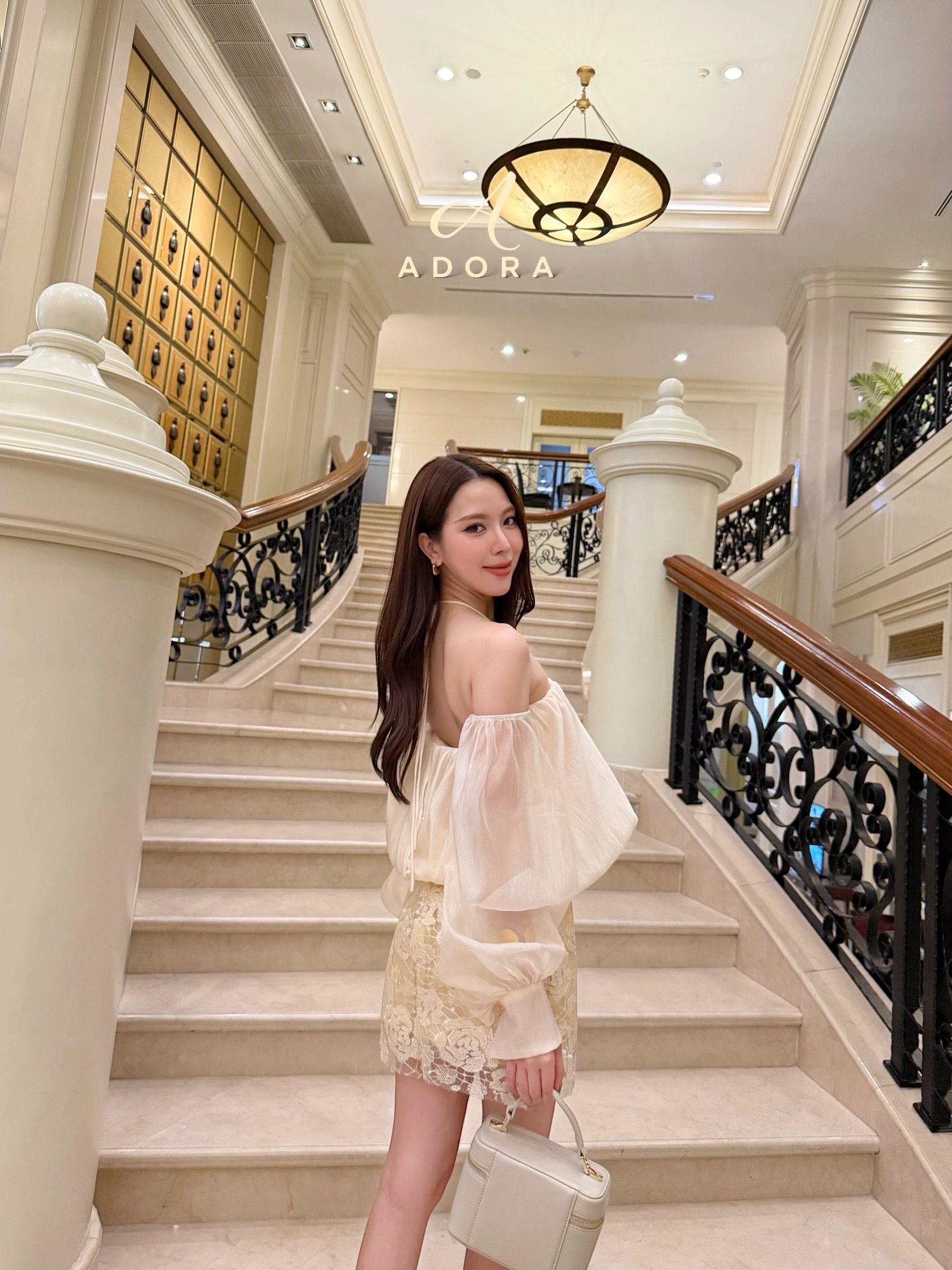 มินิเดรสดีไซน์ปาดไหล่ สายเดี่ยวคล้องคอ แขนยาว ตัวเดรสใช้ผ้าชิฟฟ่อนเนื้อละเอียด แต่งอะไหล่โลหะทองช่วงอก ตัดต่อช่วงกระโปรง ด้วยผ้าลูกไม้ฉลุลาย