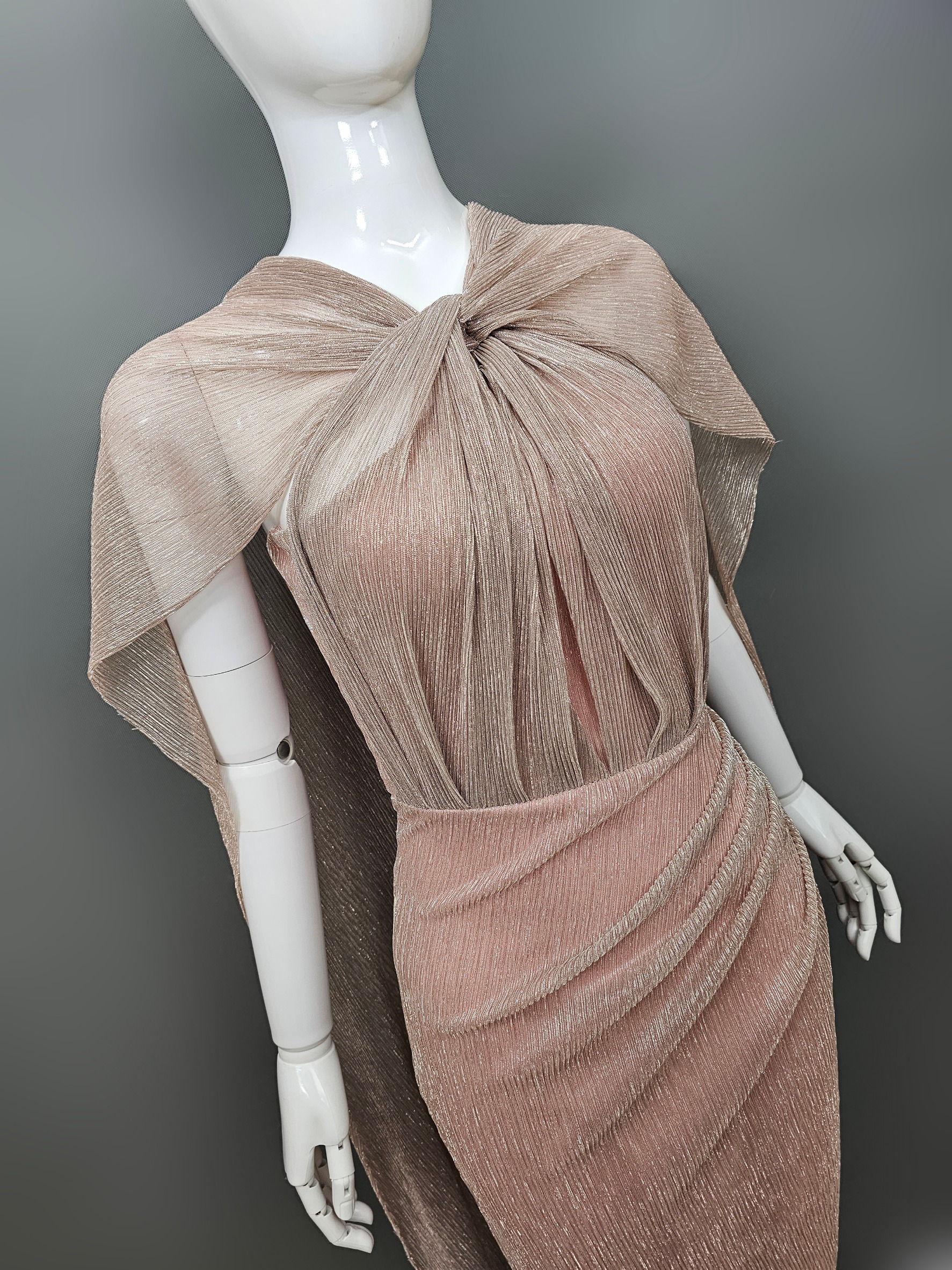 Label : LUXE เดรสกระโปรงสอบทรงเข้ารูป ดีเทลเสื้อคล้องคอปล่อยชายผ้าด้านหลัง เพิ่มลูกเล่นปรับให้เป็นผ้าคลุมไหล่ได้ตามภาพนางแบบค่ะ ทำจากผ้าราเม่อัดพลีท ผสมดิ้นเม็ททัลลิค เนื้อนุ่มยืดหยุ่น มีซิปซ่อนและซับในเต็มตัว คัตติ้งดีค่ะ