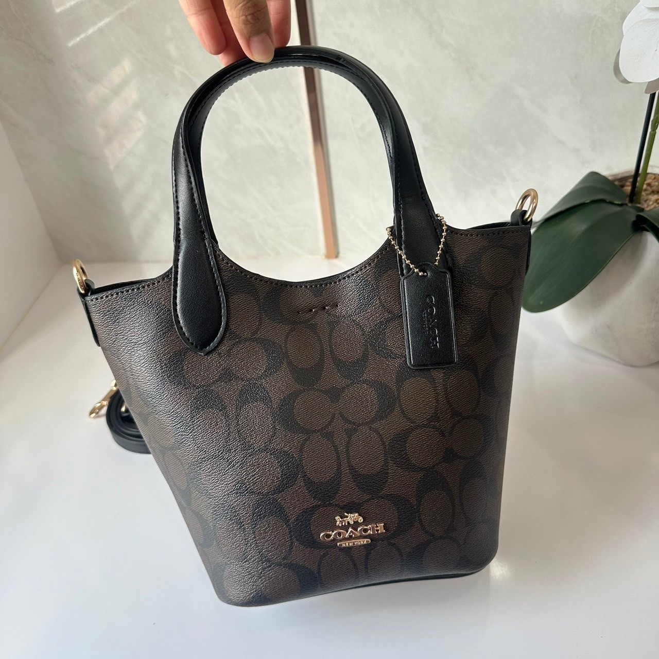 กระเป๋าสะพายไฮโซแบรนด์เนมโค้ชทรงโท้ทขนาด 8 นิ้วสีน้ำตาลดำลาย C COACH HANNA BUCKET BAG (CR256)