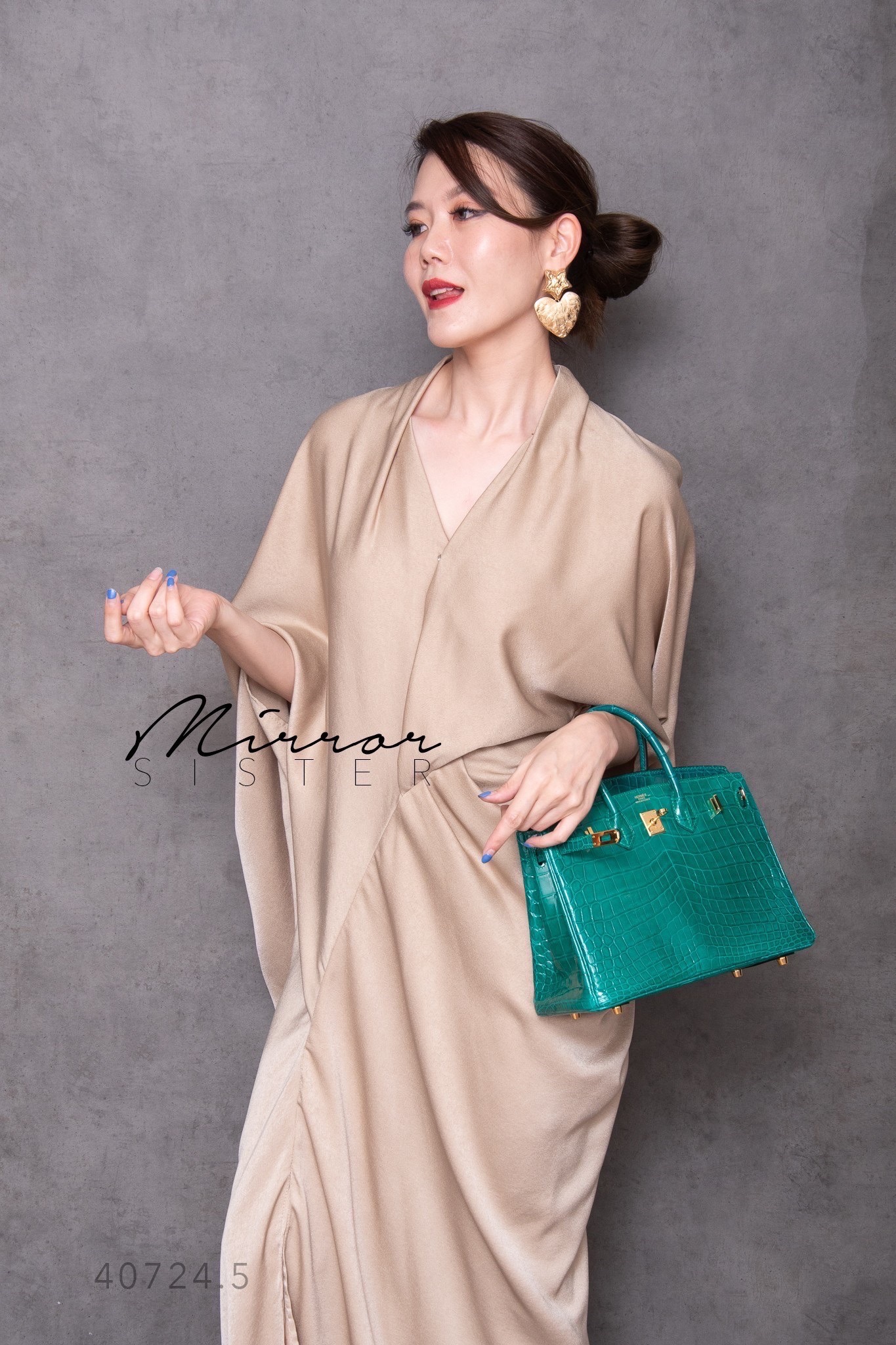 MiRRoRSiSTER's NaZaa LooSE MaXiDReSS•• เดรสซิลค์ทรงสวยอลัง แพทเทรินทรงหลวมๆ ดีเทลคอวีติดกระดุมแป๊ก ช่วงตัวแต่งเย็บlineโค้ง ชายหน้าผ่า แขนข้างนึงสั้นกว่าข้างนึงยาวกว่าเก๋ไก๋ แพทเทรินอำพรางสัดส่วน ใครใส่ก็ดูหรูหรา มีออร่าทุกสี