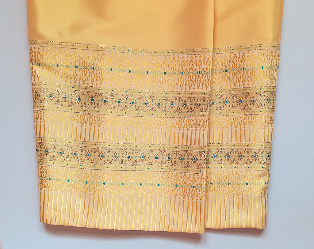 ผ้าถุงไหมสำเร็จรูป (สีเหลือทอง) งานตัดเย็บประณีต อัดผ้ากาวตามสีของผ้าถุง เนื้องานดีเกรด A (รอบเอว 32 นิ้ว)