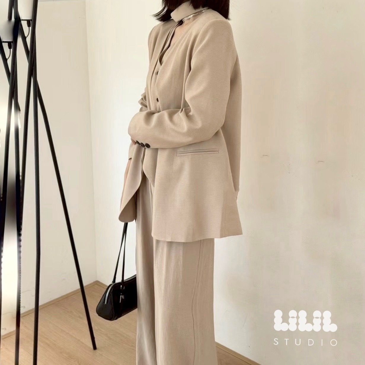 ชุดSet LILIL STUDIO🎀 ใครชอบชุดSet แกรมๆ รุ่นนี้พร้อมส่งค่ะ ผ้าฝ้ายลินินเนี้ยบๆ ใส่แยกได้ เกงเอวยางยืดซิปหน้า