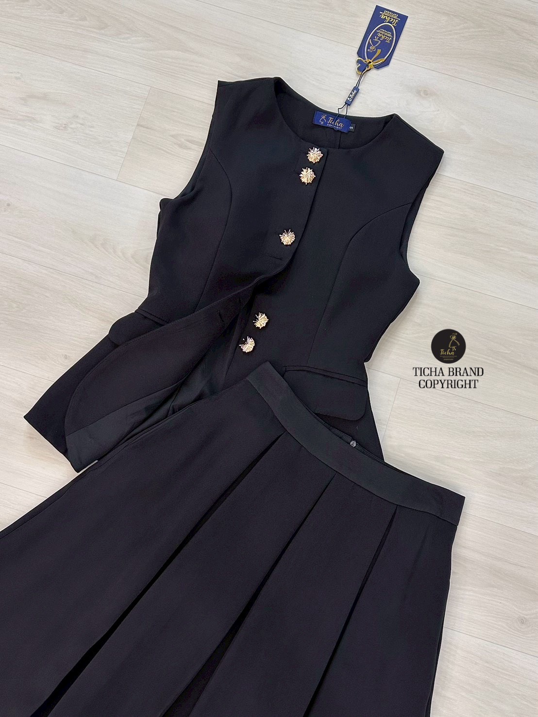 Set 2 ชิ้น เสื้อแขนกุดสีดำคอกลม ดีเทลแต่งกระดุมอะไหล่ทองด้านหน้าดีไซน์สุดเก๋ มีกระเป๋าหน้าทั้ง2ข้าง อกเสริมฟองน้ำให้ทรงสวย แมทส์กับกระโปรงยาวสีดำจับจีบพริ้วผ้าเนื้อนิ่ม มีกระเป๋าข้าง มีชับในและซิปหลัง