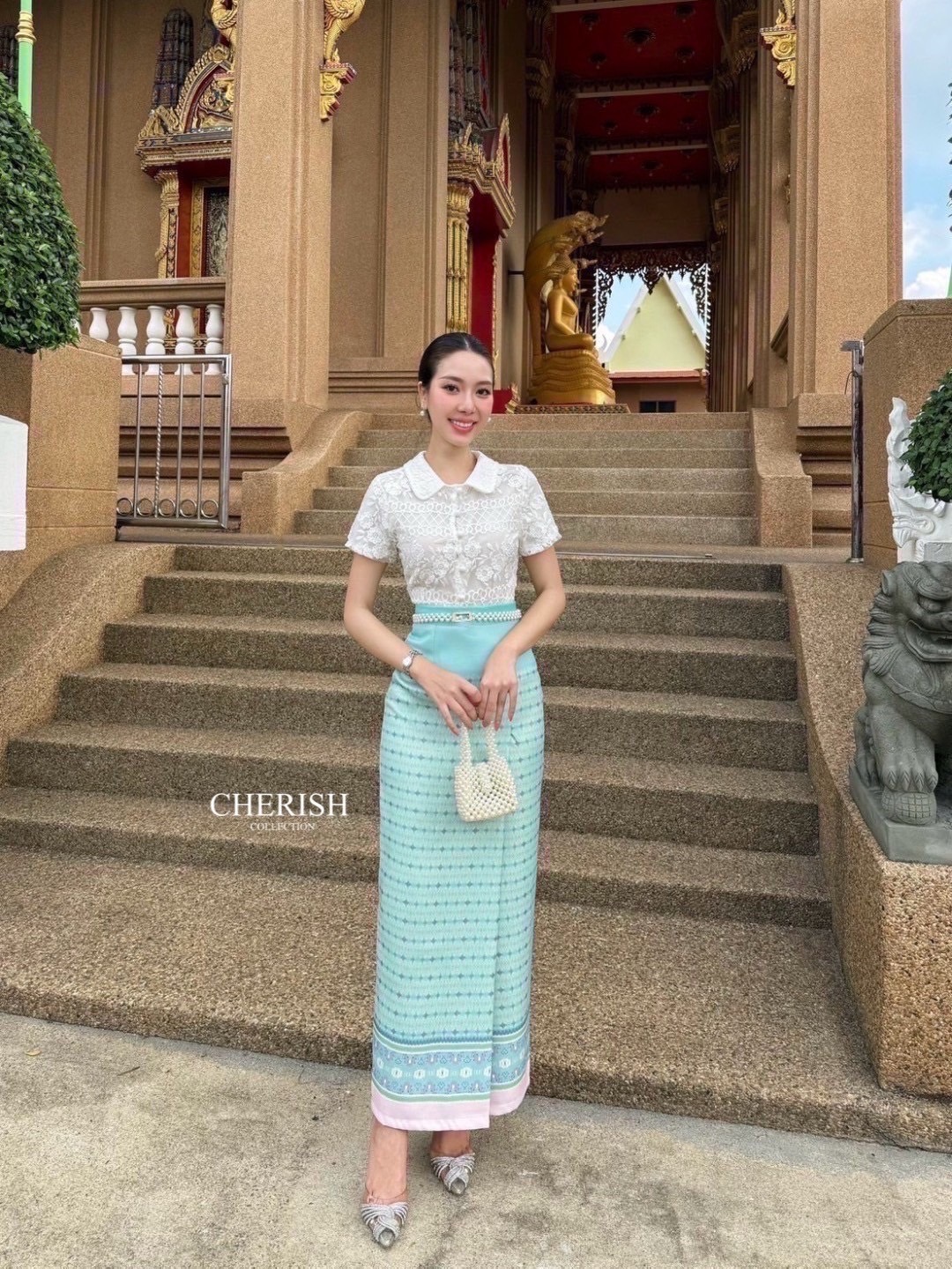 บุญบวช ขึ้นบ้านใหม่ ไปวัดหรือไปวา สาวๆห้ามพลาดชุดไทย สวยเก๋ไม่ซ้ำใคร ตัวเสื้อลูกไม้คอปกสุดน่ารักตกแต่งกระดุมหน้าพร้อมซับในทั้งตัว ตัวกระโปรงเป็นผ้าถุงมีเทคเจอร์พิมพ์ลายไทยพับจีบหน้าผ่าหลังใส่สะดวกสบายแถมเข็มขัดให้อย่างดีเลยเจ้าค่า จะออกจะเข้าพรรษา งานบุญง