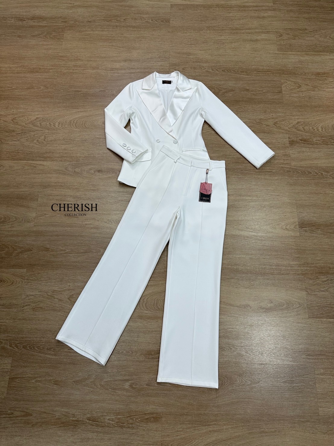 Setsuit เสื้อ+กางเกง ที่เรียบหรูดูแพง ทรงสวย ใช้ผ้าดี ตัวเสื้อสูทแขนยาวคอปกช่วงคอและกระเป๋าตกแต่งผ้าซาติน ตัวกางเกงเอวสูงขากระบอกใส่แล้วขาดูเรียวยาวสุดๆ ชุดนี้ใส่แล้วเด่นสุดๆ ต้องมีสักชุดแล้วนะคะ