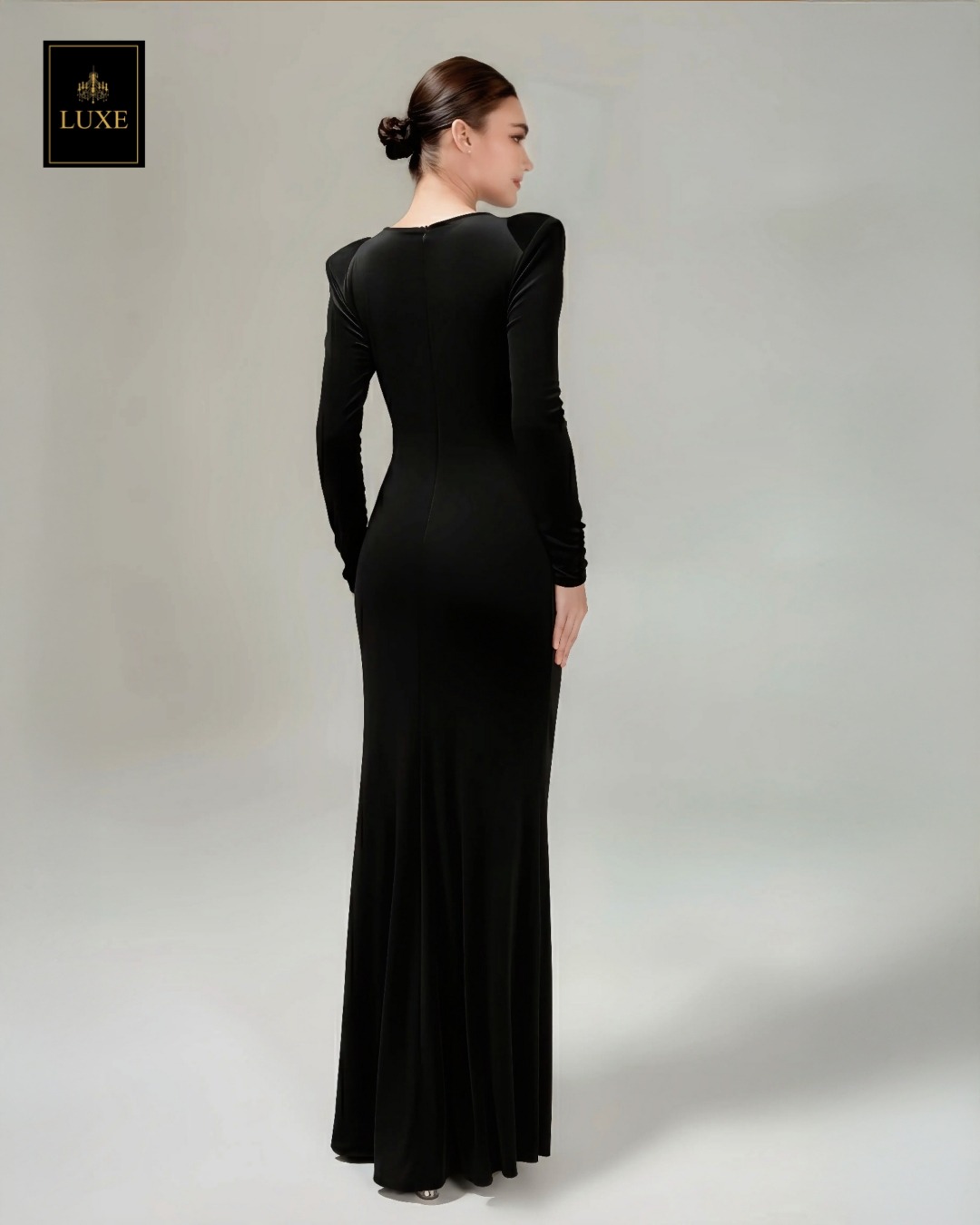 Label : LUXE ☑️แม็กซี่เดรสเสื้อคอกลมแขนยาว เสริมไหล่ กระโปรงยาวคลุมข้อเท้า ☑️ดีเทลจับเดรปและผูกผ้าที่เอว ปล่อยชายกระโปรงลงมาด้านหน้า ☑️ทำจากผ้าคอตตอนโพลีเอสเตอร์ผสมสแปนเด็กซ์ เนื้อนุ่ม ยืดหยุ่นได้สูง ใส่สบายค่ะ