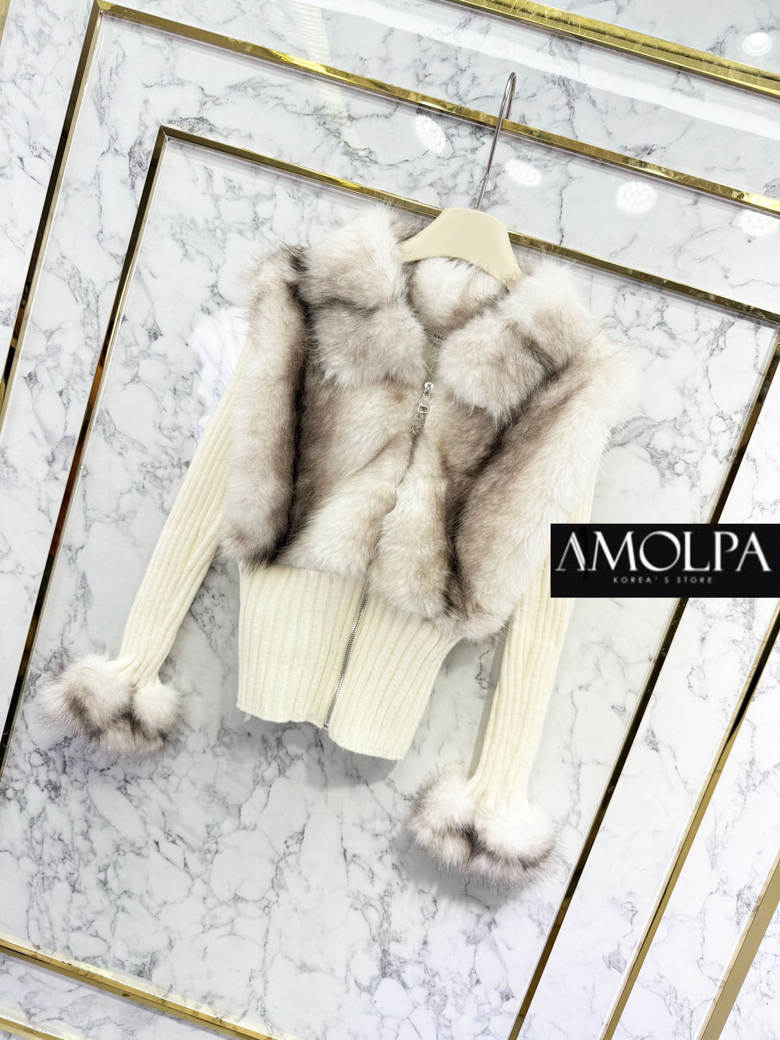 JACKET CEL ขนเฟอรร ซิปหน้า มีอะไหล่LOGO ห้อยตุ้งติ้ง งานสวย พื้นจะเป็นผ้าร่องใหญ่ทอแน่น แต่งปกคลุมด้วยเฟอร์ช่วงหน้าอกและปลายแขนมิ้ง เนื้อผ้านิ่มมากกกกก หนานุ่มแน่น.... งานน่ารักมาก ผ้าใส่สบายมากกกก เนื้อผ้าดีมากๆค่ะค๊าลูกค้า ใส่แล้วไม่ร้อนระบายความร้อนได้